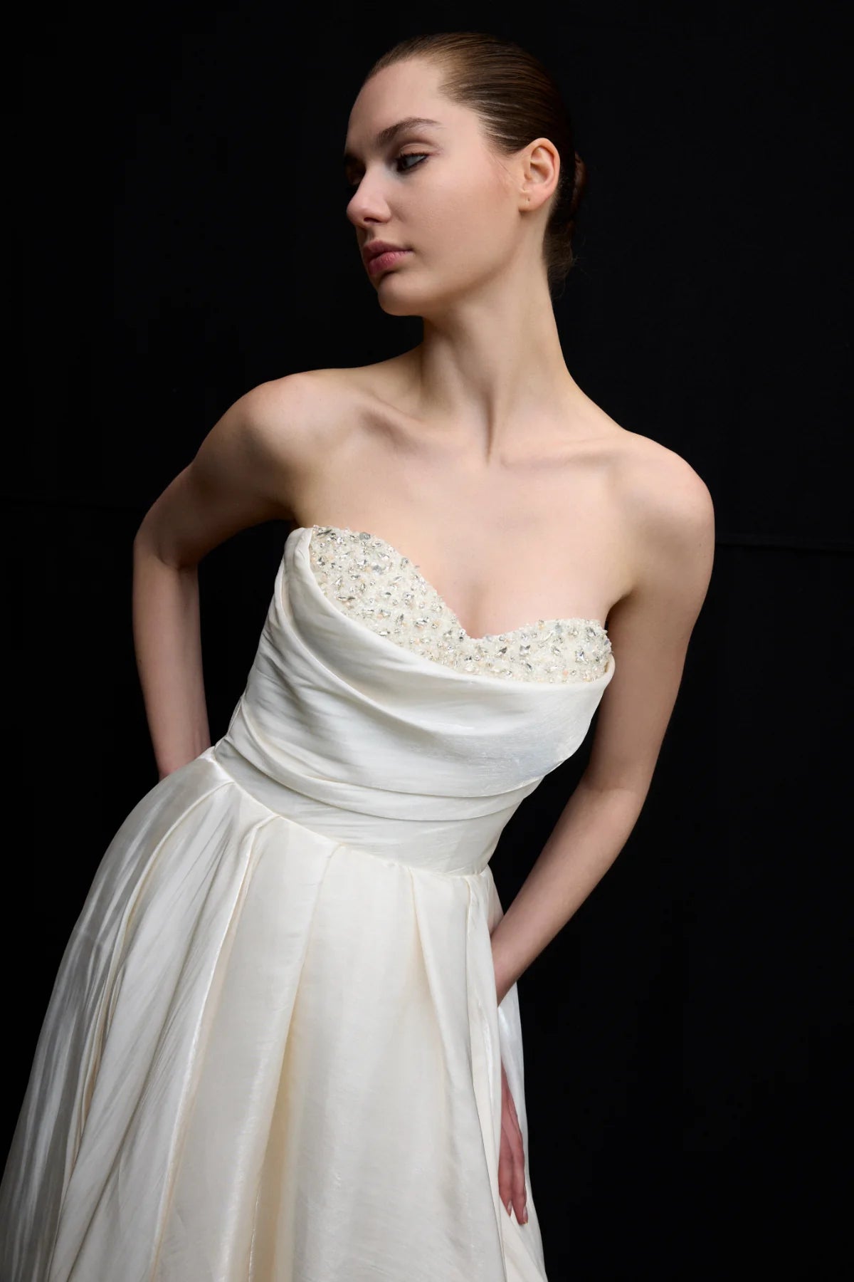 TAŞ İŞLEMELİ STRAPLEZ SATEN ABİYE ELBİSE