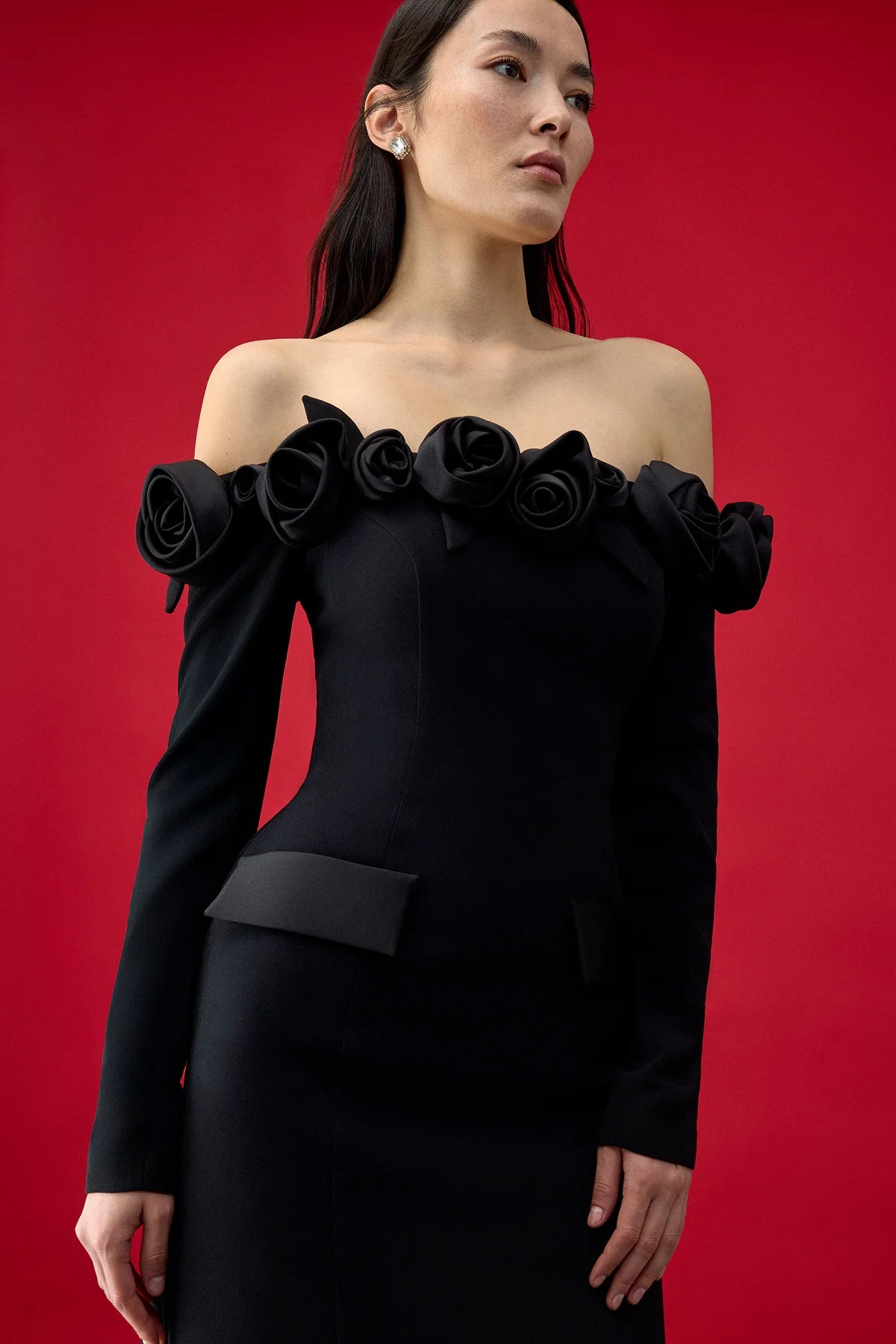 OMUZLARI AÇIK GÜL APLİKELİ UZUN KOLLU ABİYE ELBİSE 2289