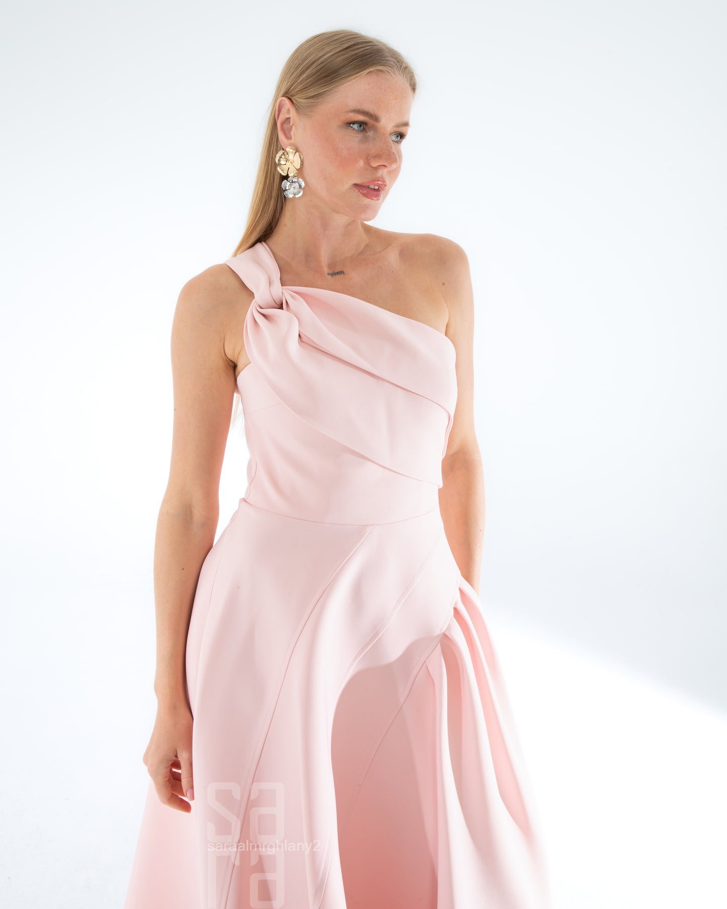 فستان طويل بكتف واحد وتفاصيل عقدة