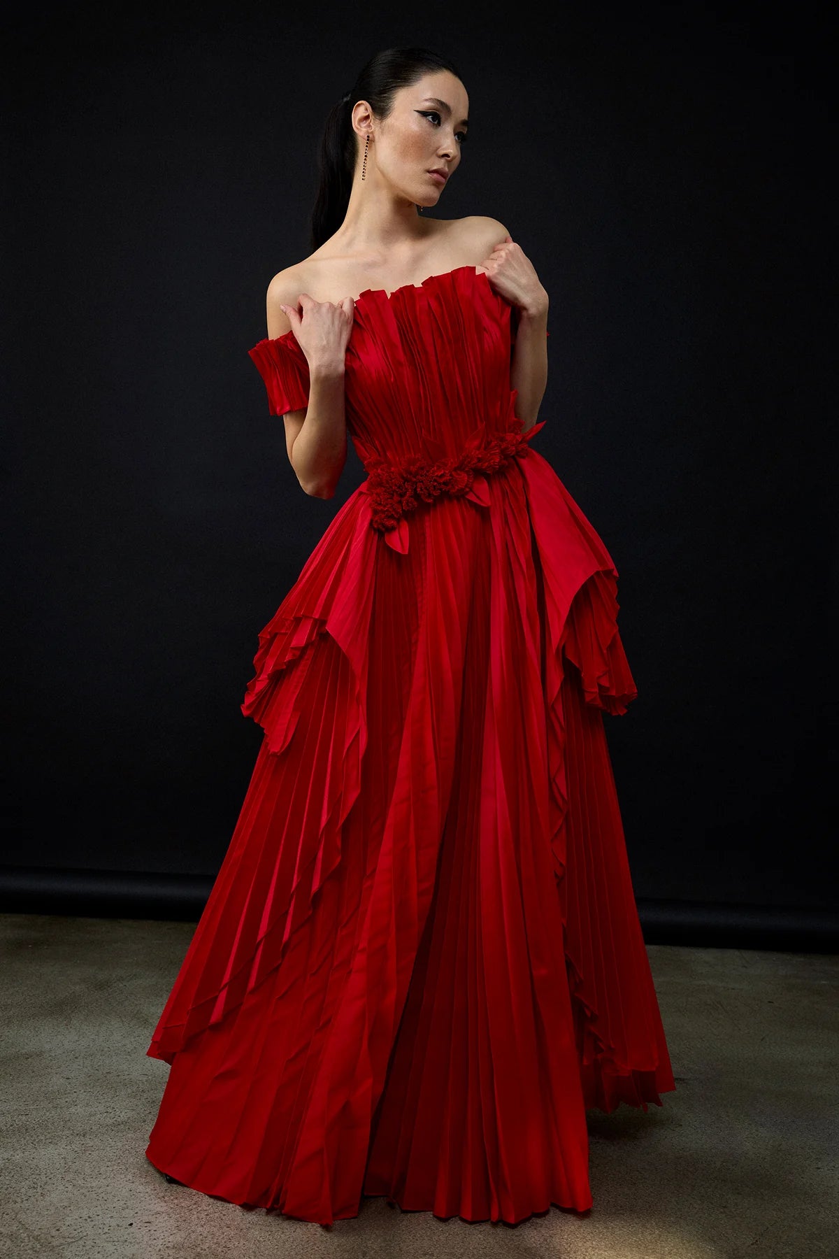 فستان سهرة بدون حمالات بتصميم أميري مطوي