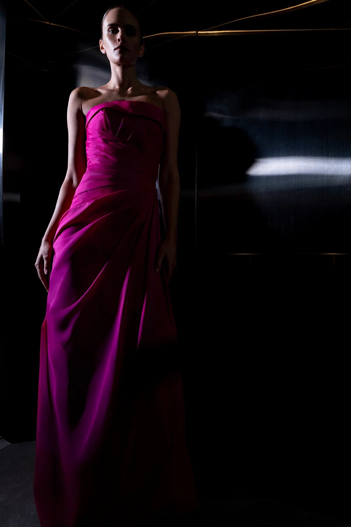 DRAPELİ YIRTMAÇ DETAYLI STRAPLEZ UZUN ABİYE ELBİSE