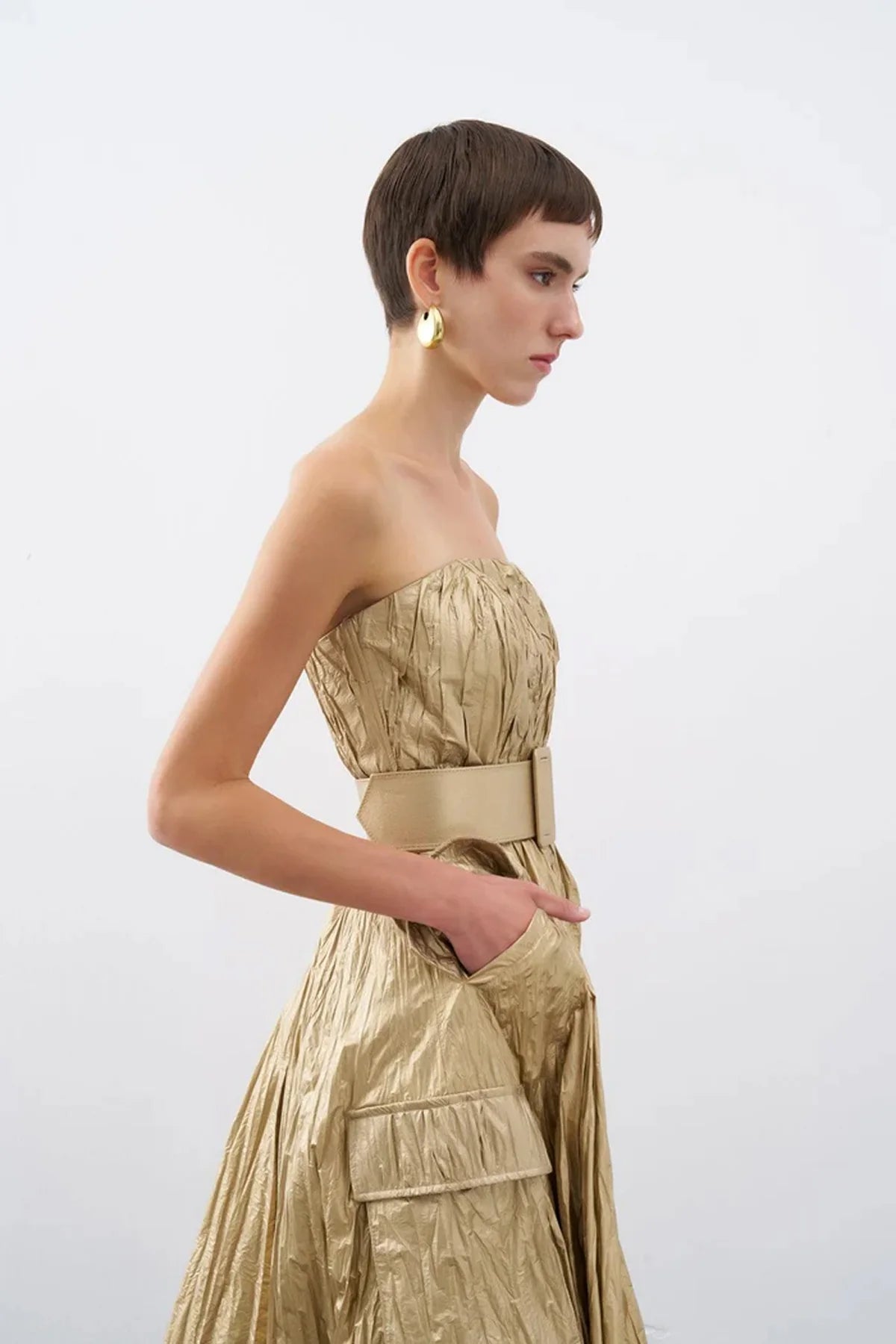 KEMER DETAYLI CEPLİ STRAPLEZ PARLAK UZUN ABİYE ELBİSE 1173