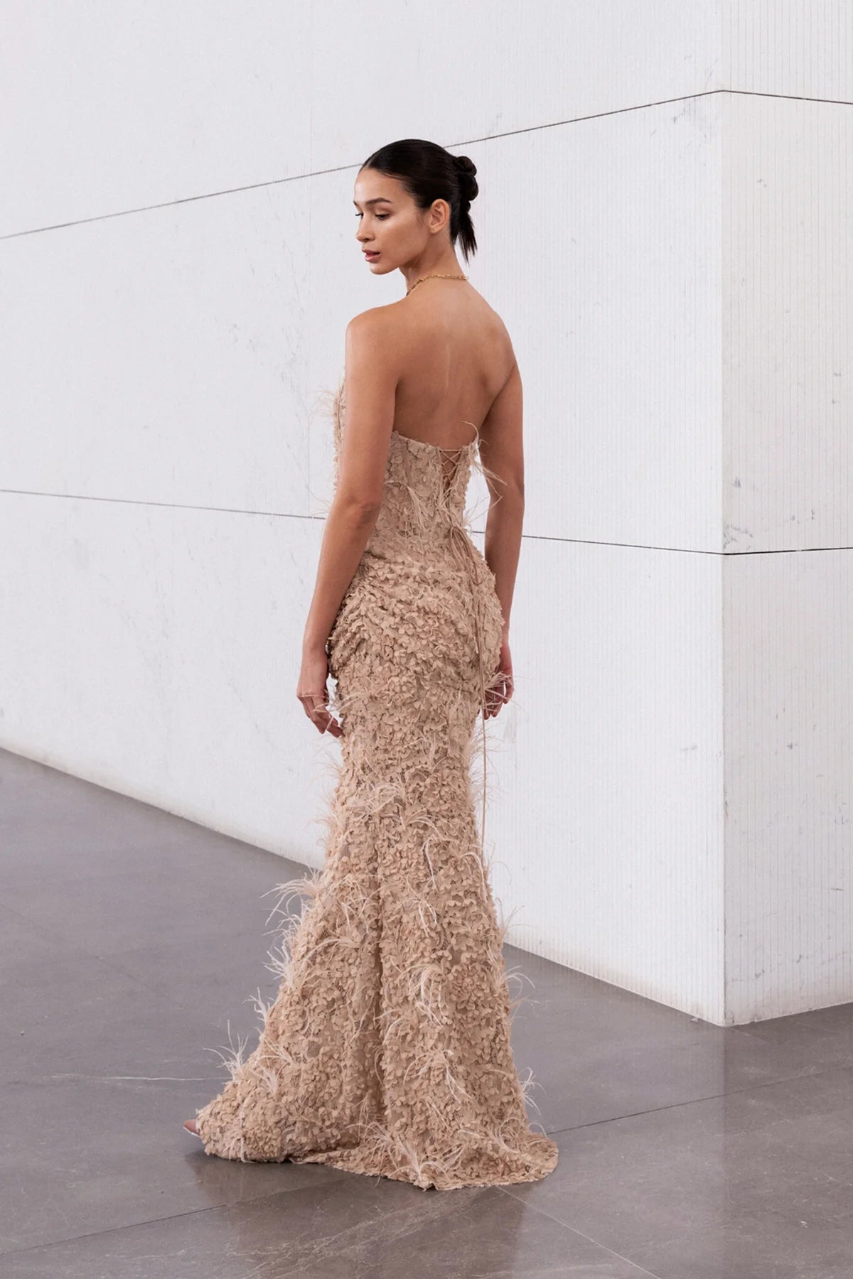 KORSAJLI TÜY DETAYLI STRAPLEZ UZUN ABİYE ELBİSE