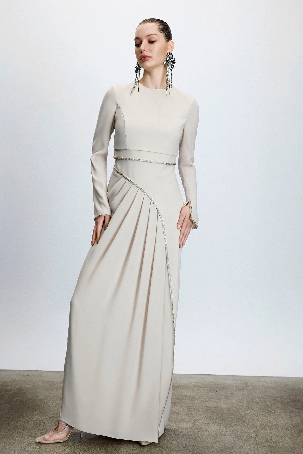 ASİMETRİK DRAPELİ TAŞ İŞLEMELİ SATEN UZUN ABİYE ELBİSE 9105