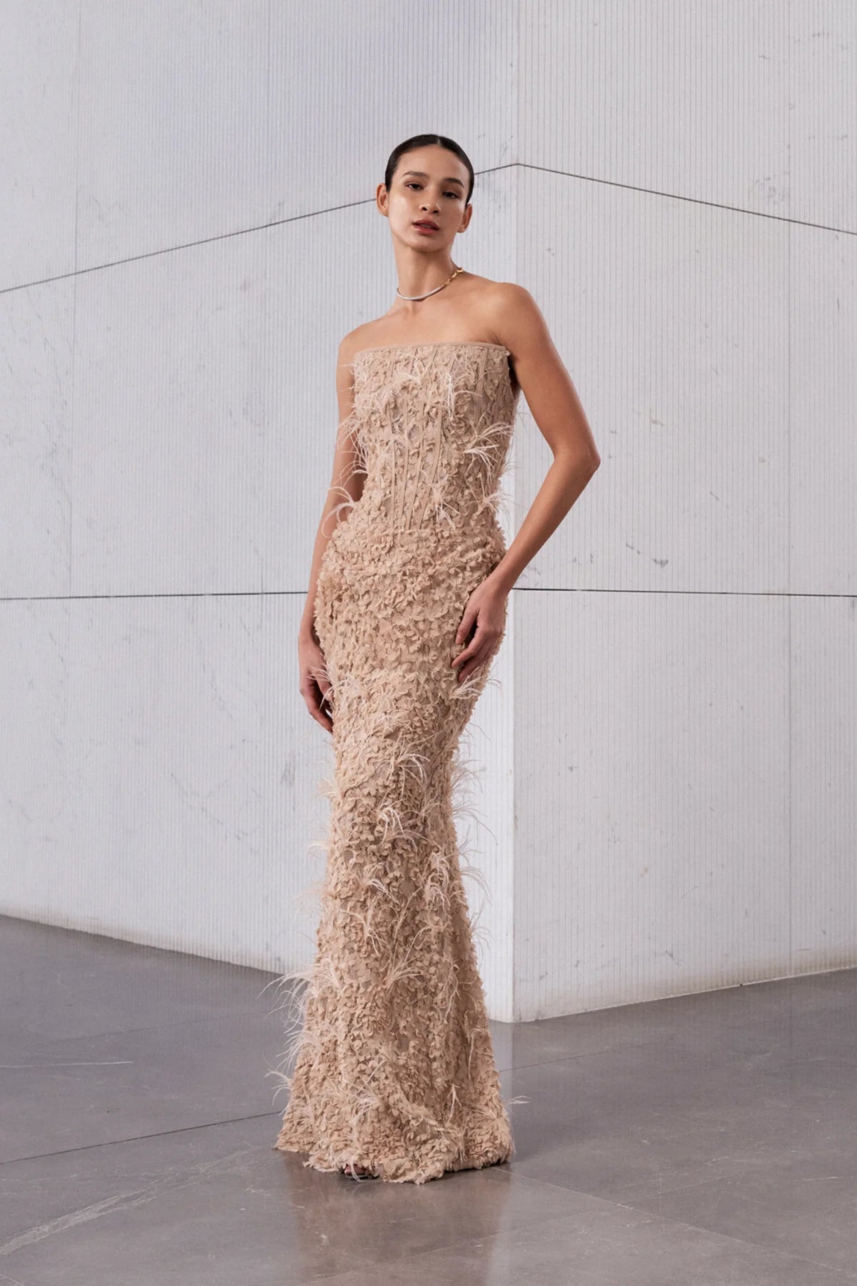 KORSAJLI TÜY DETAYLI STRAPLEZ UZUN ABİYE ELBİSE