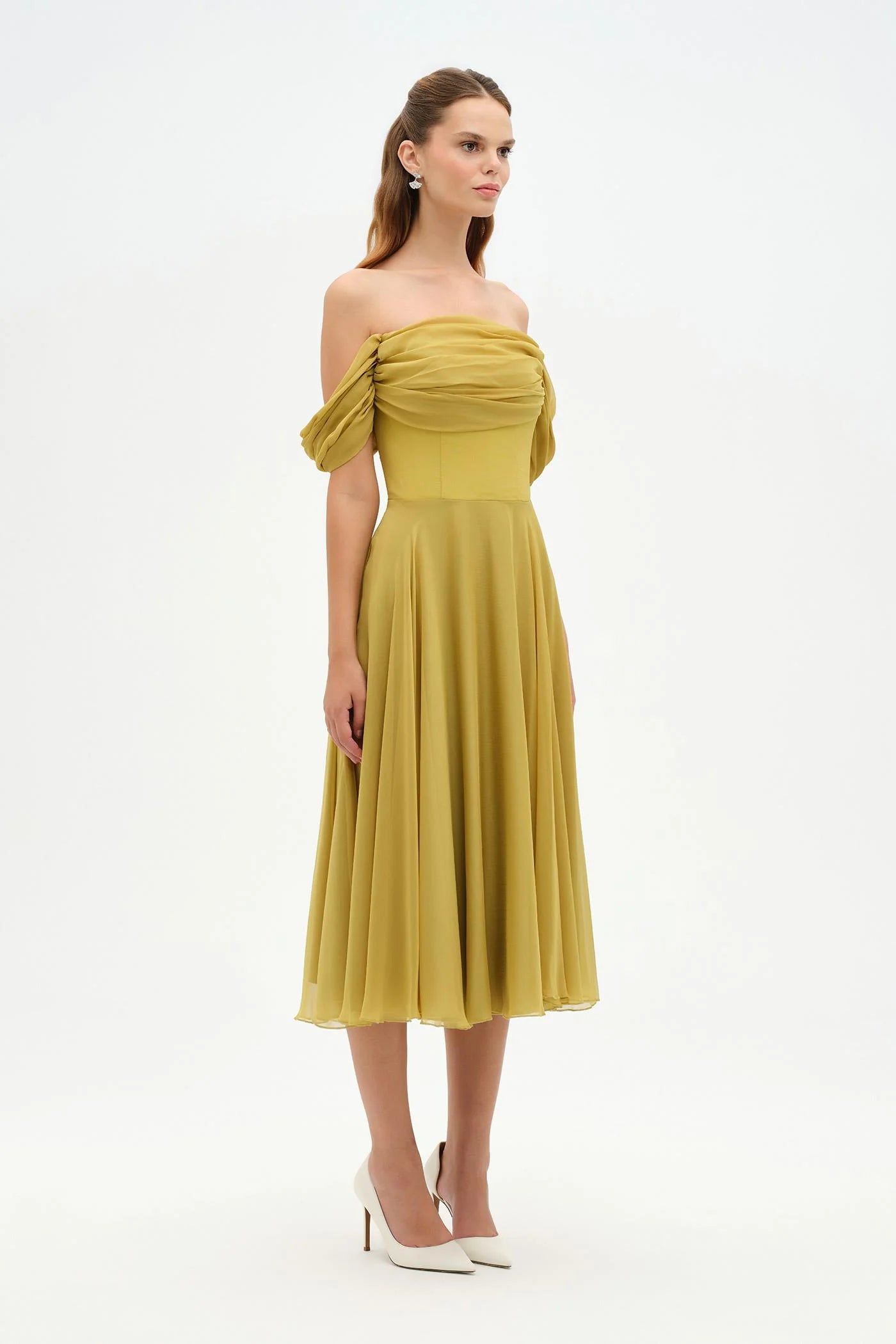 DÜŞÜK KOL İNCE DRAPE DETAYLI MİDİ ŞİFON ABİYE ELBİSE - 26202C