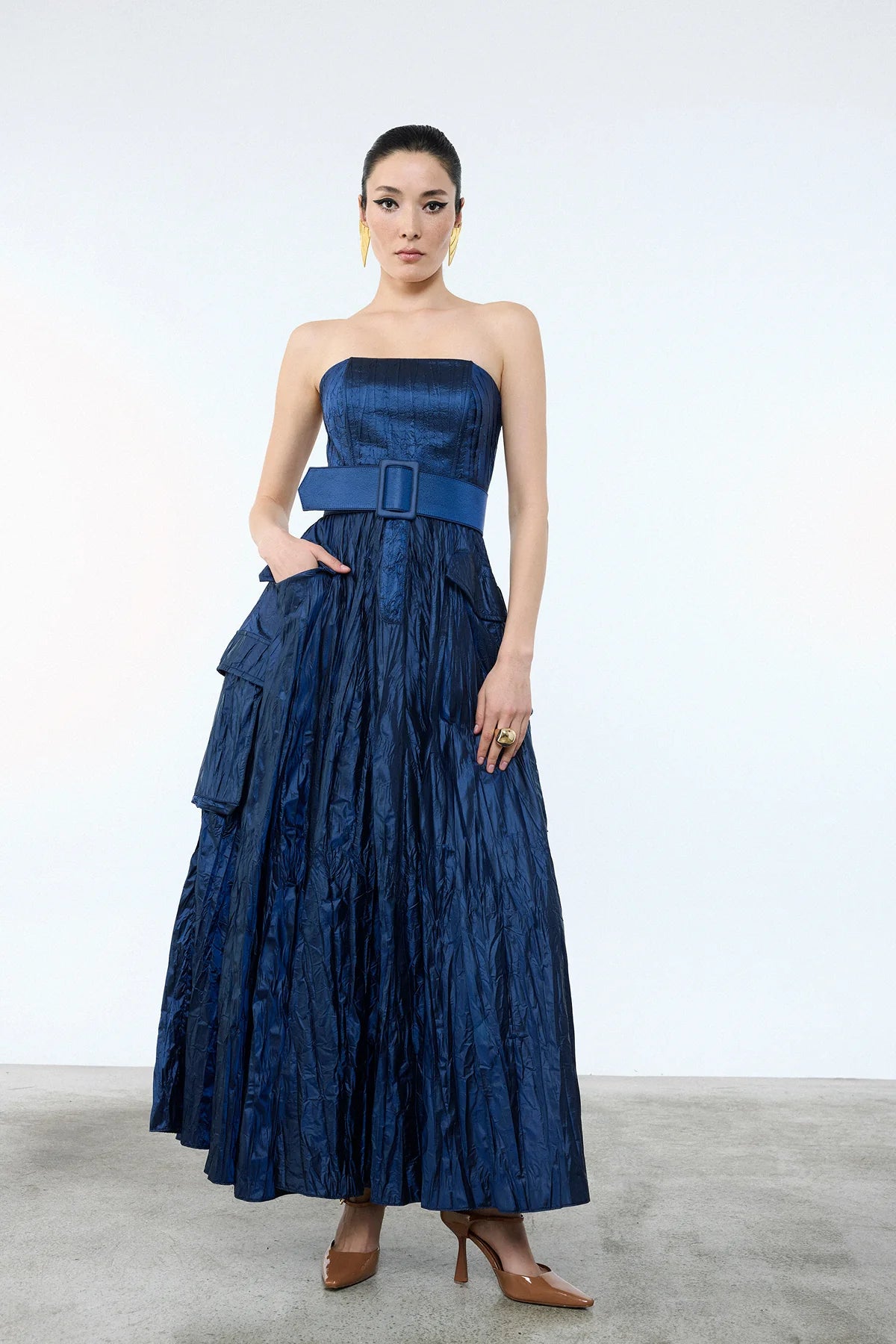 KEMER DETAYLI CEPLİ STRAPLEZ PARLAK UZUN ABİYE ELBİSE