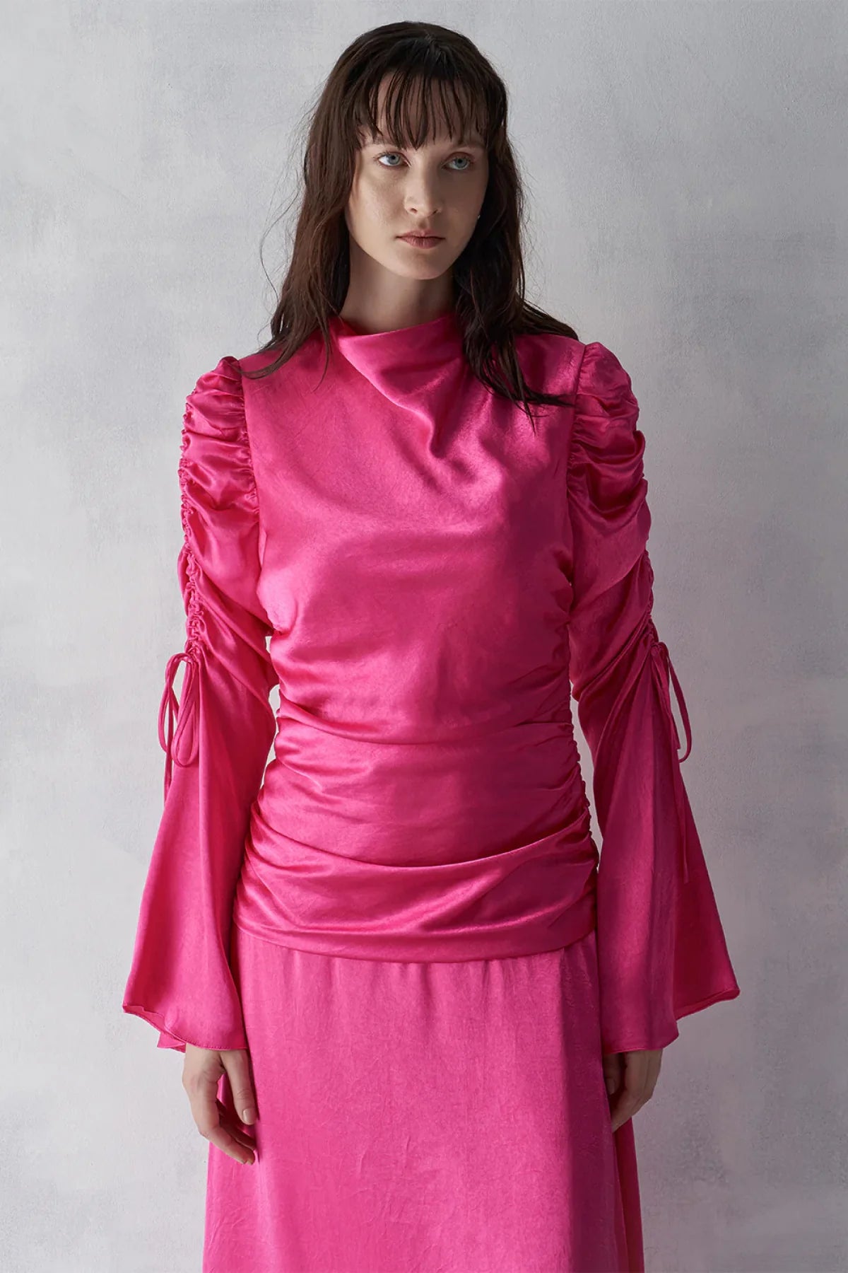 DEGAJE DİK YAKA KOLU BÜZGÜLÜ UZUN ABİYE ELBİSE 9003