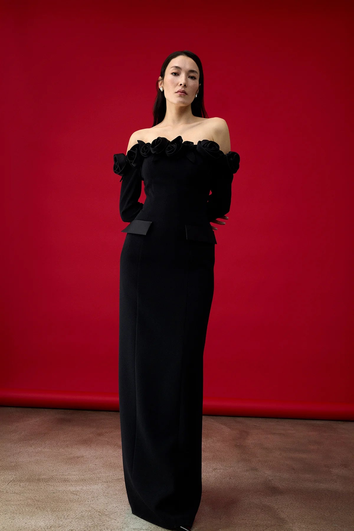 OMUZLARI AÇIK GÜL APLİKELİ UZUN KOLLU ABİYE ELBİSE 2289