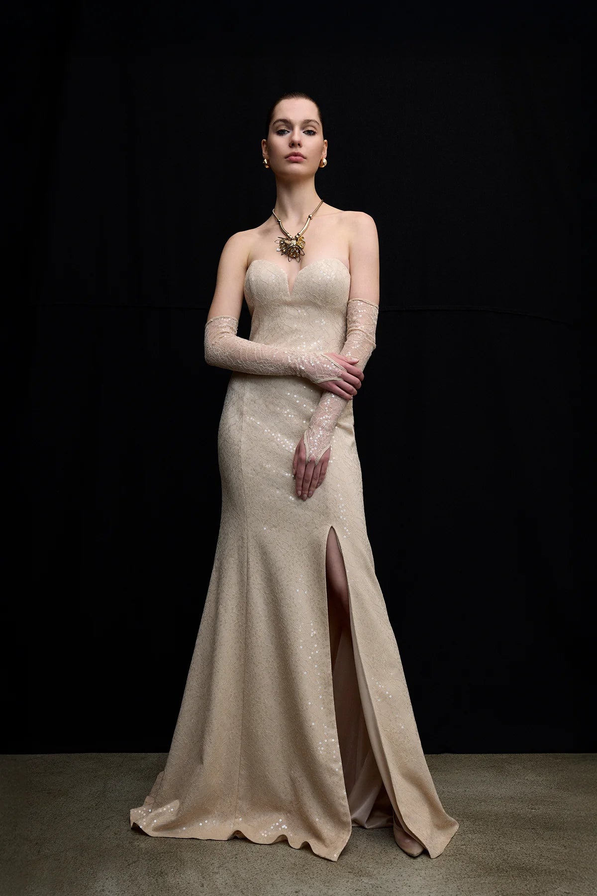 SİMLİ DANTEL KALP YAKA YIRTMAÇ DETAYLI UZUN ABİYE ELBİSE