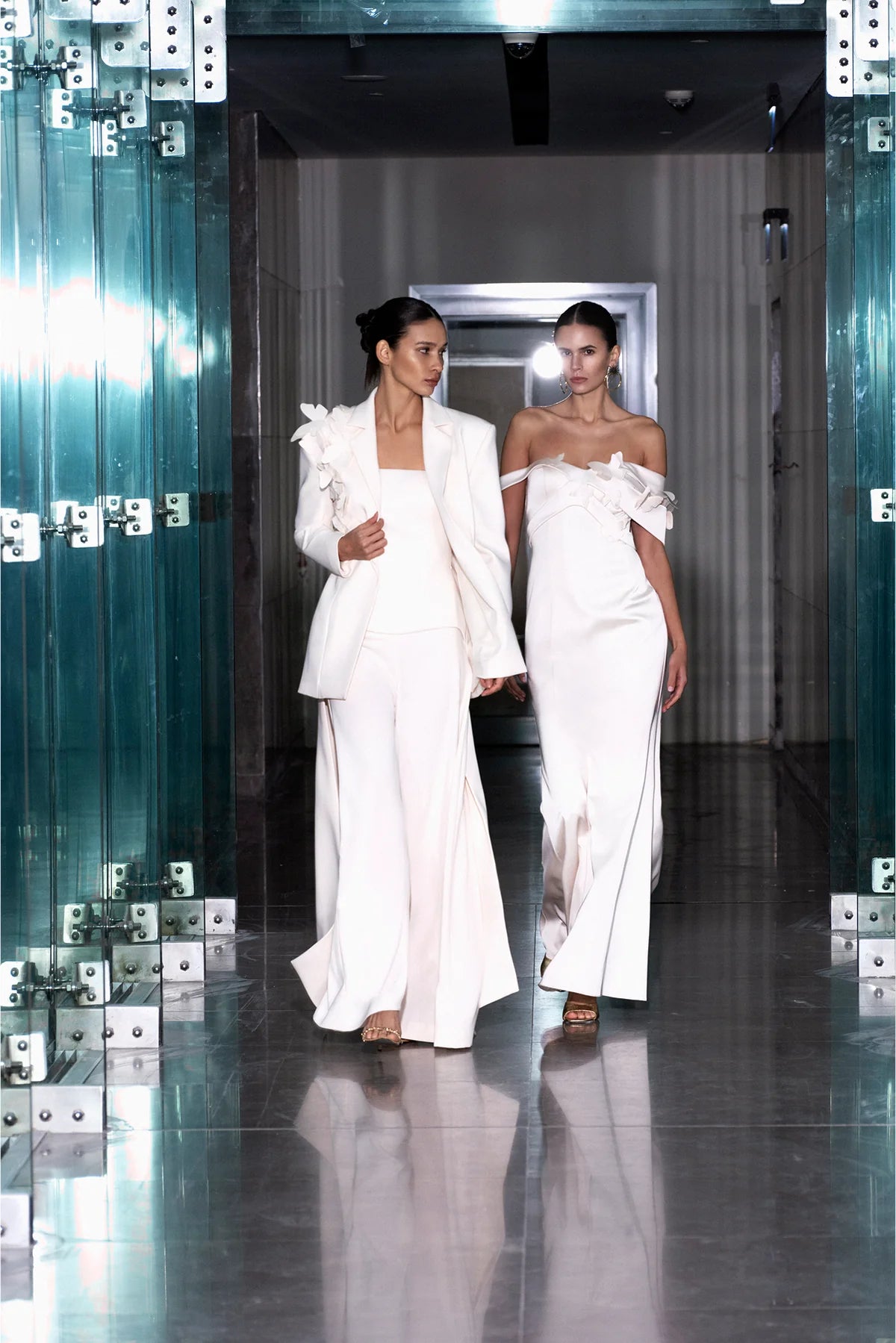 OMUZ DEKOLTELİ KELEBEK DETAYLI ABİYE ELBİSE