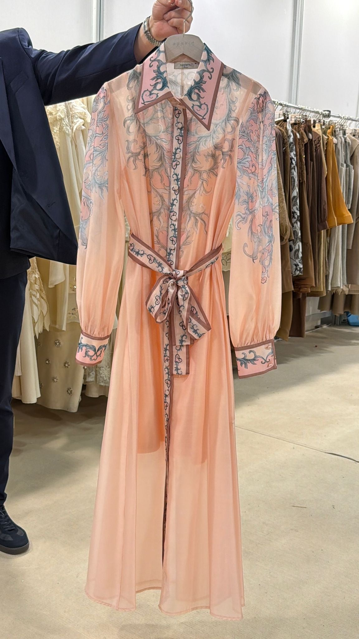 فستان وردي خفيف مع حزام