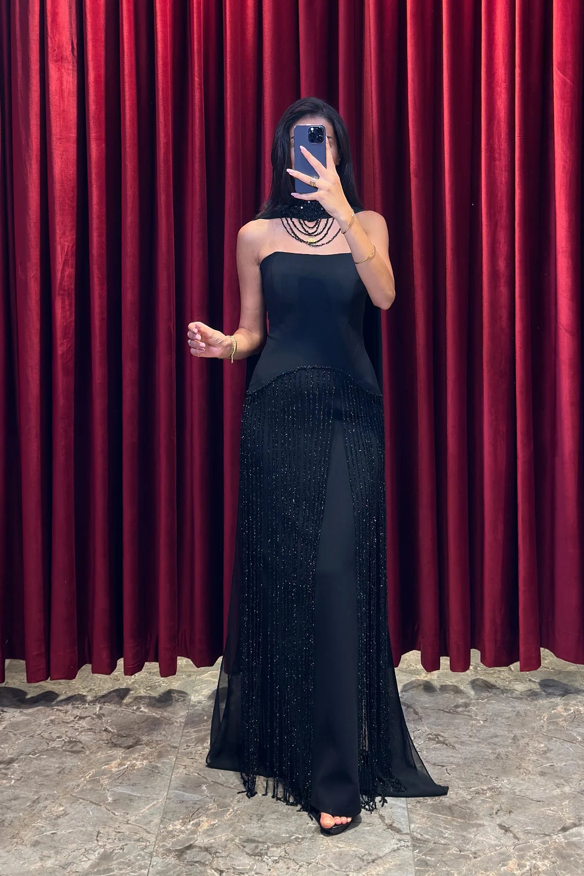 فستان اسود هدب مع شال