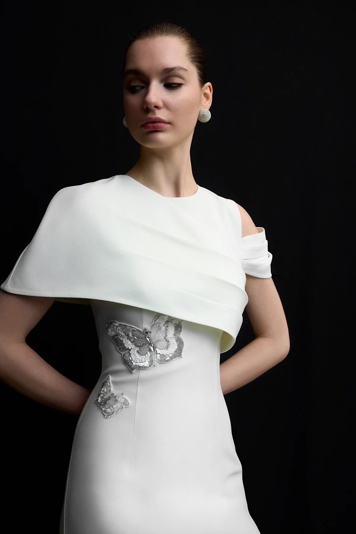 ASİMETRİK DRAPELİ BELİ İŞLEMELİ UZUN ABİYE ELBİSE