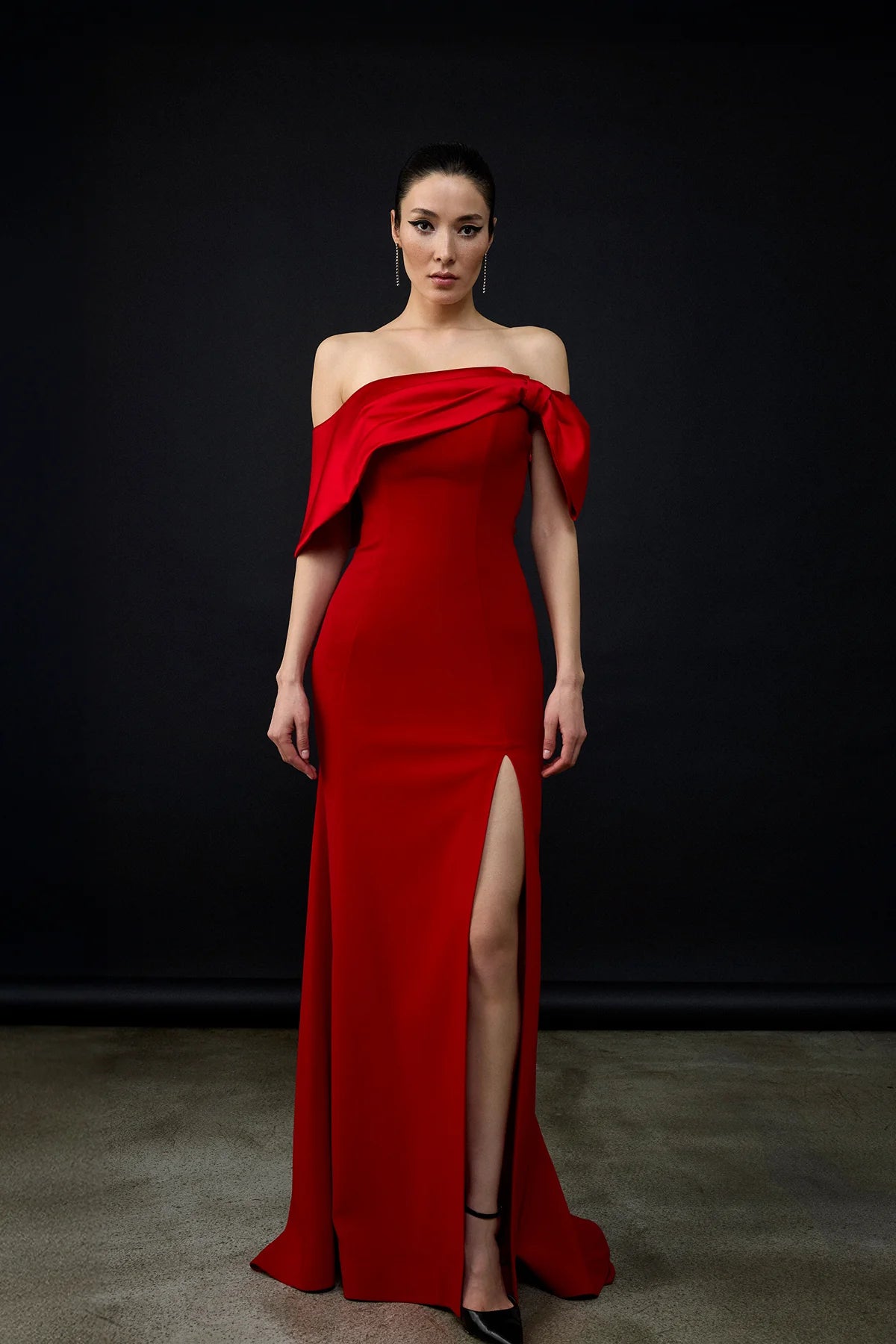 FİYONK DETAYLI OMZU AÇIK YIRTMAÇLI UZUN ELBİSE 2112