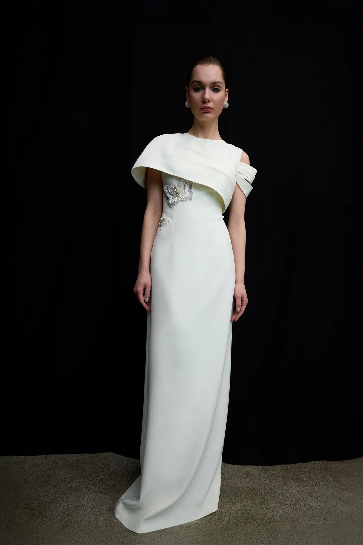 ASİMETRİK DRAPELİ BELİ İŞLEMELİ UZUN ABİYE ELBİSE