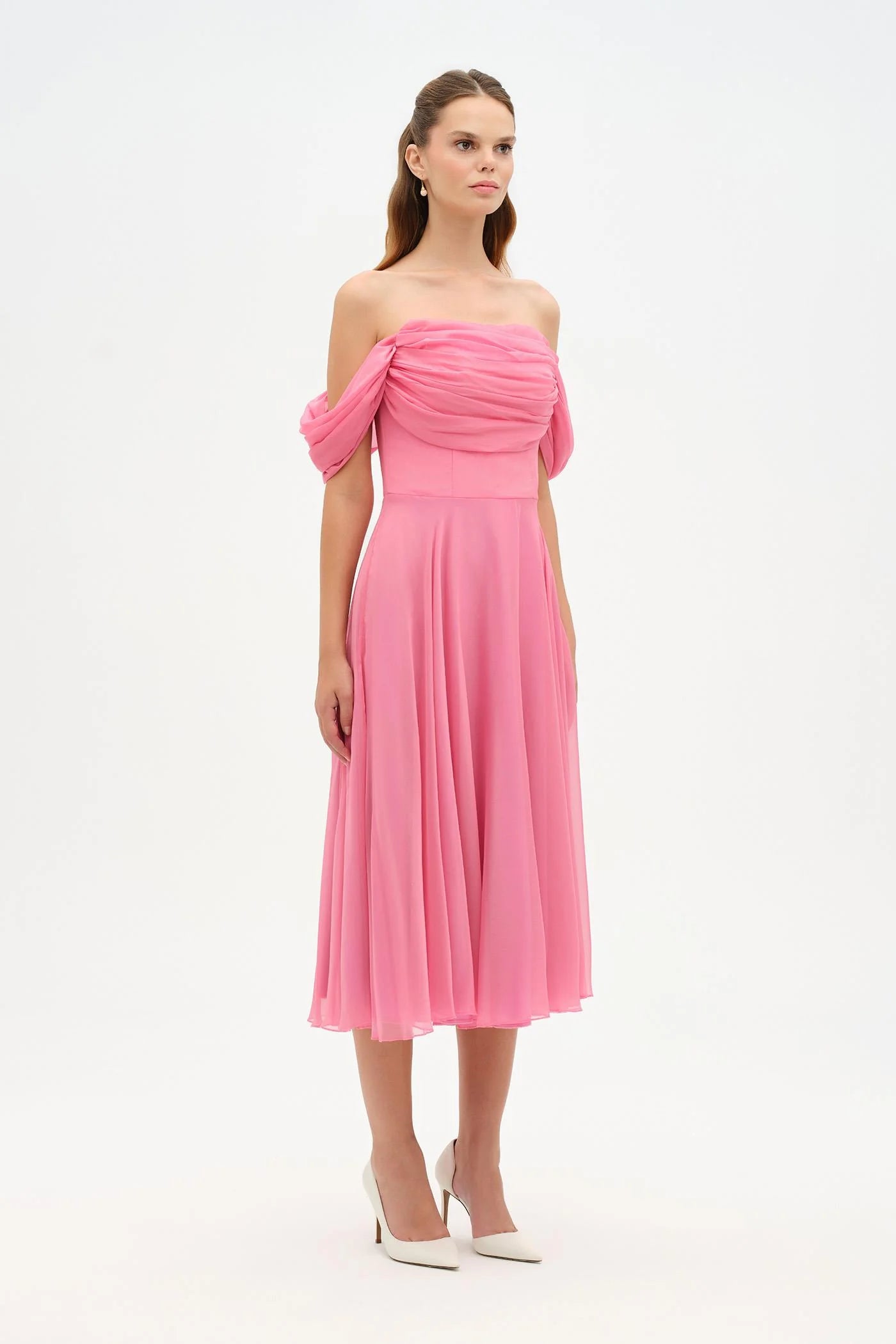 DÜŞÜK KOL İNCE DRAPE DETAYLI MİDİ ŞİFON ABİYE ELBİSE - 26202C