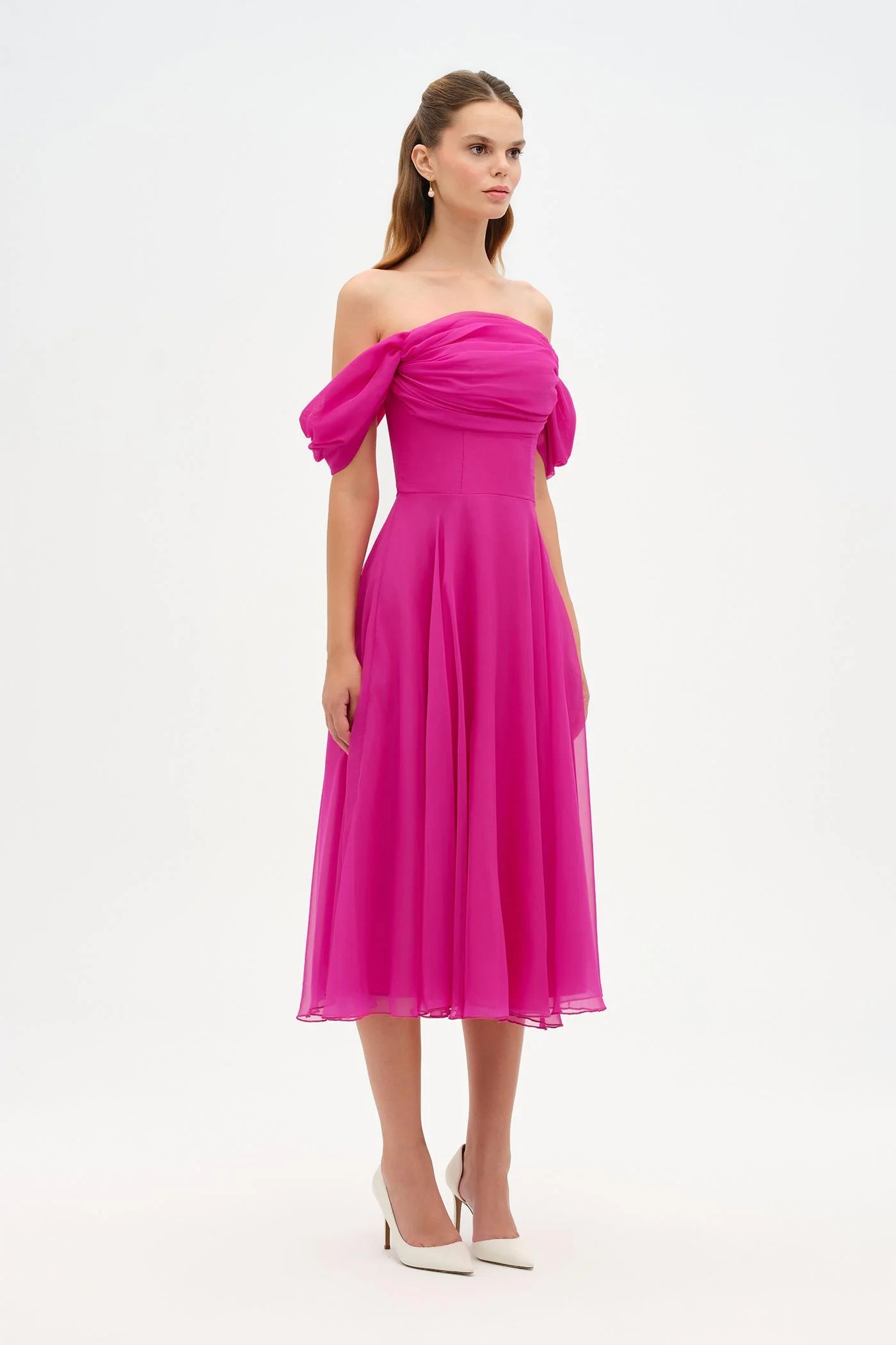 DÜŞÜK KOL İNCE DRAPE DETAYLI MİDİ ŞİFON ABİYE ELBİSE - 26202C