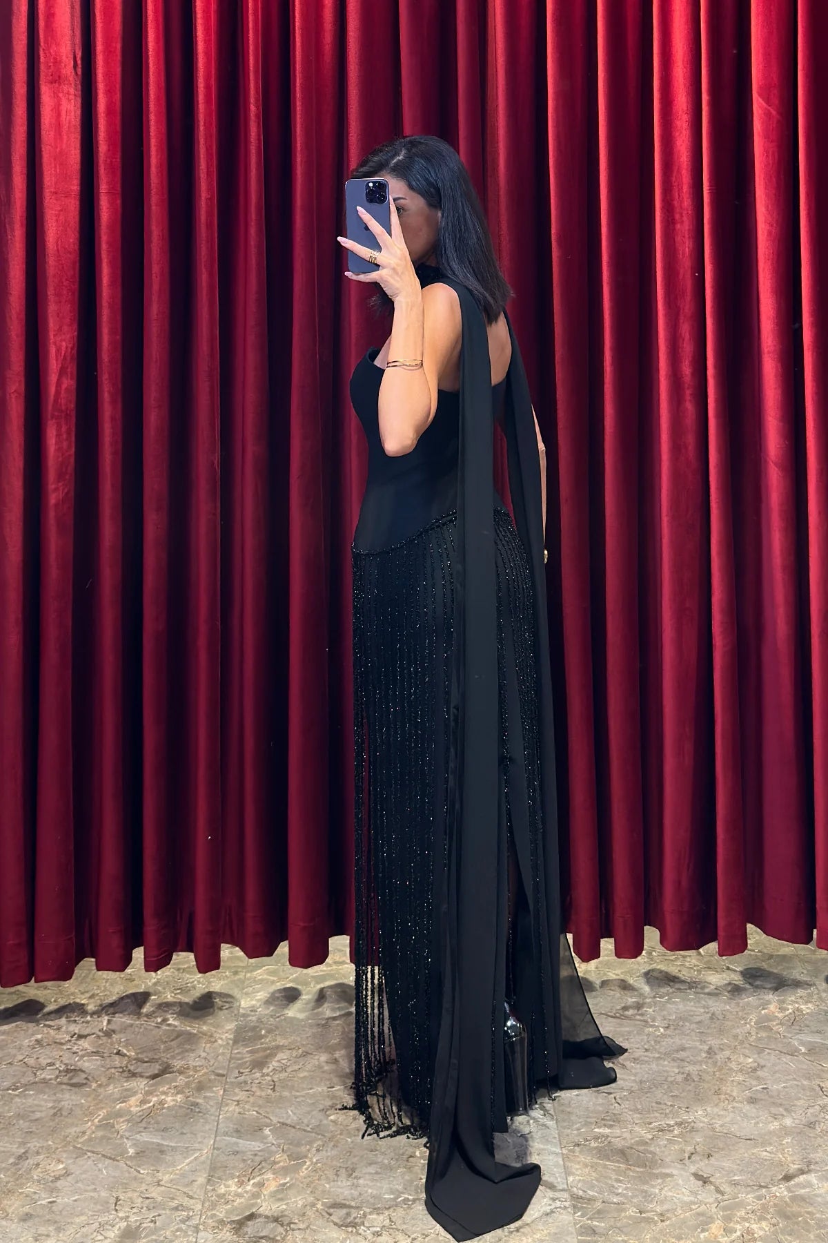 فستان اسود هدب مع شال