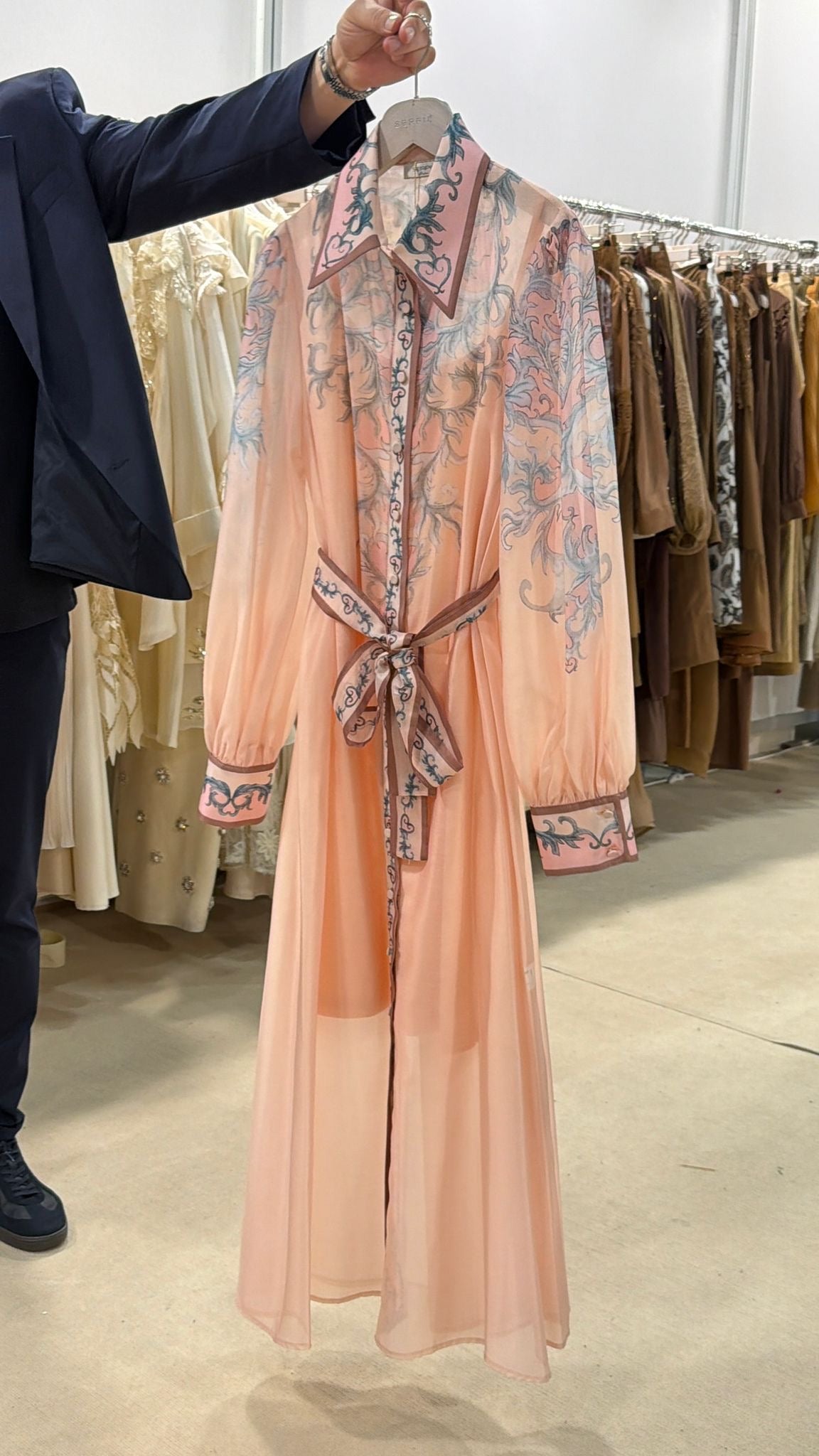 فستان وردي خفيف مع حزام