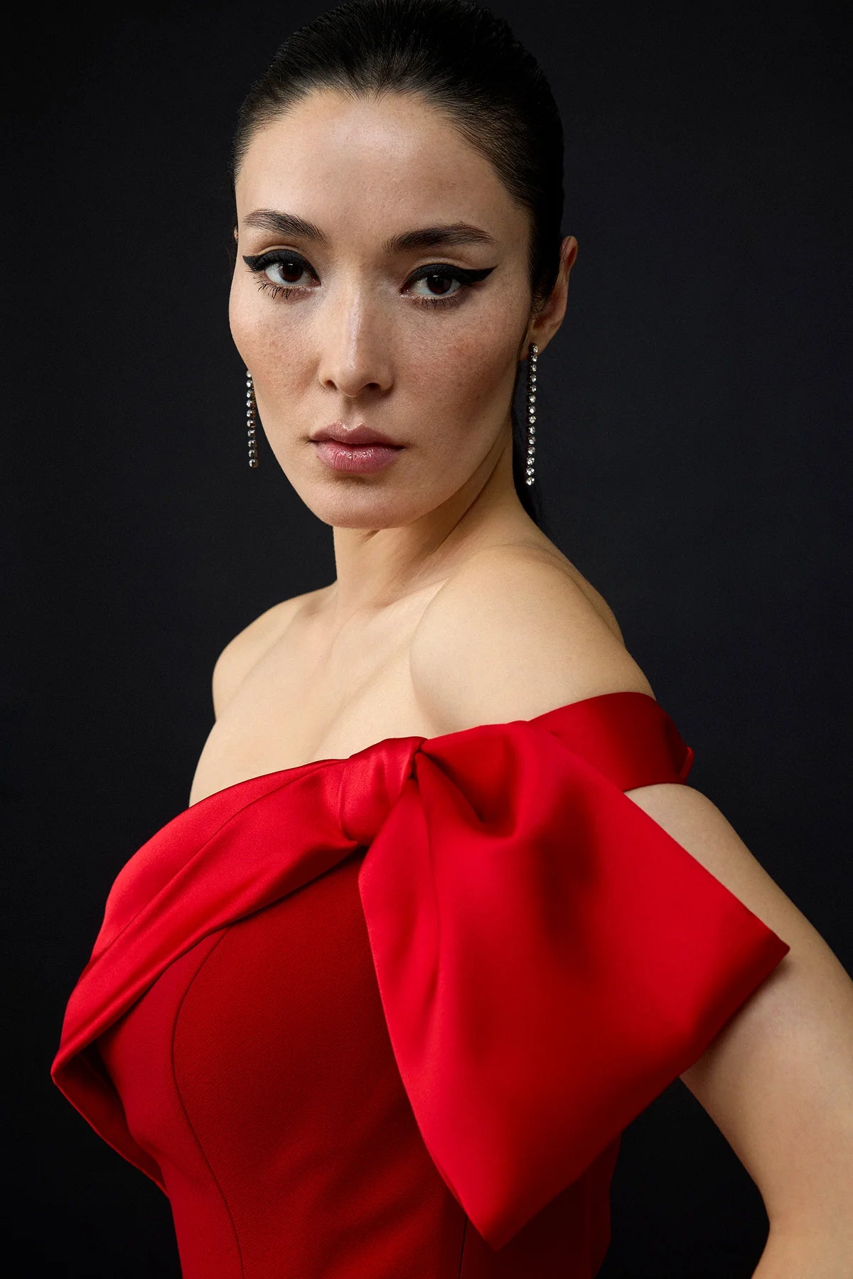 FİYONK DETAYLI OMZU AÇIK YIRTMAÇLI UZUN ELBİSE 2112