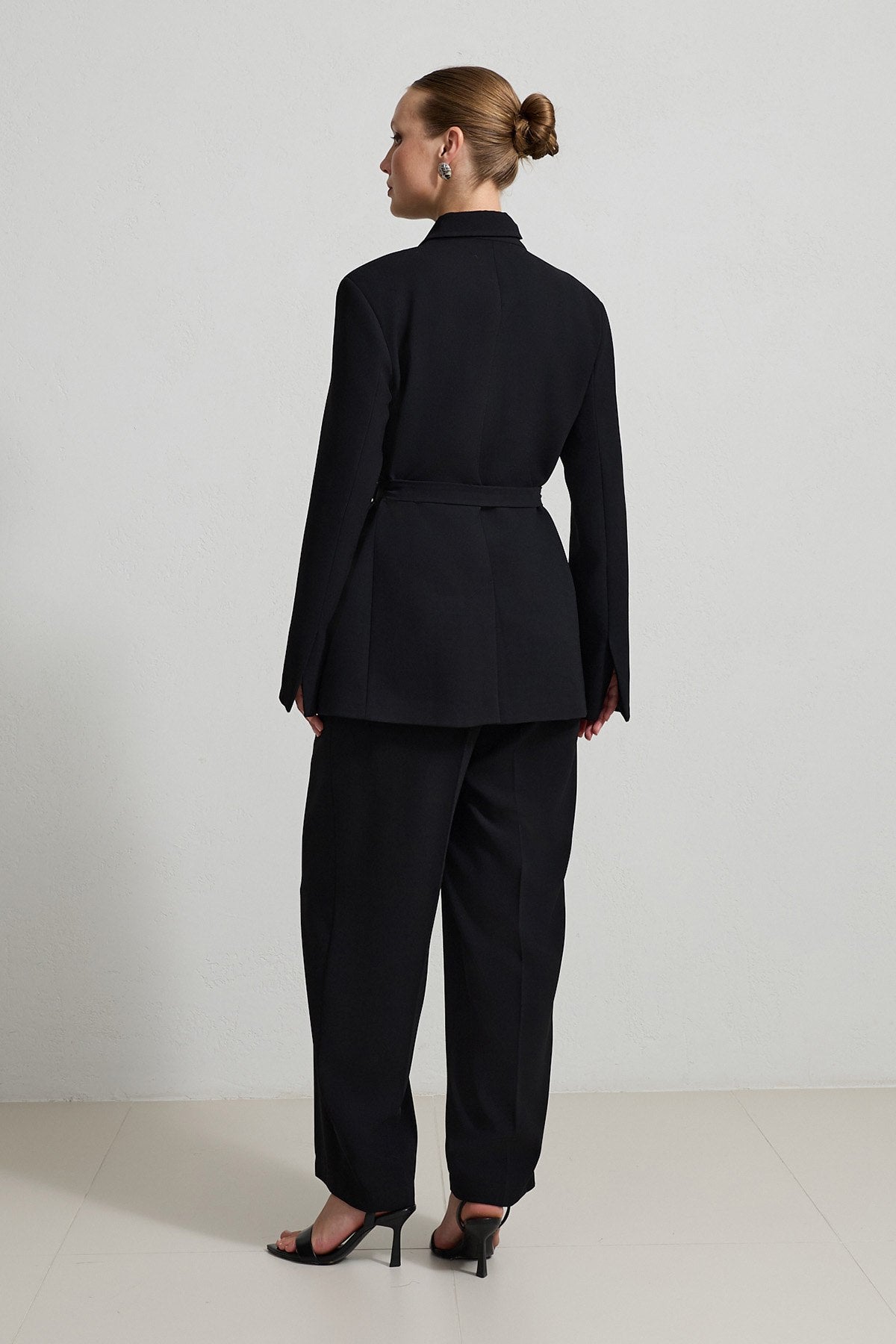 Siyah Belden Bağlama Detaylı Ceket Rahat Kesim Pantolonlu Takım