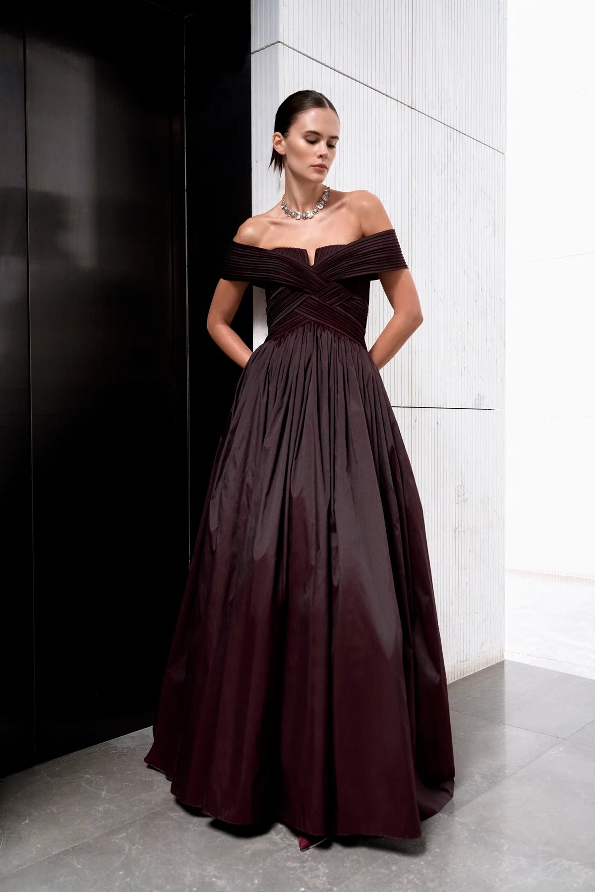 GÖĞÜS DEKOLTELİ OMZU AÇIK STRAPLEZ UZUN ABİYE ELBİSE 2240