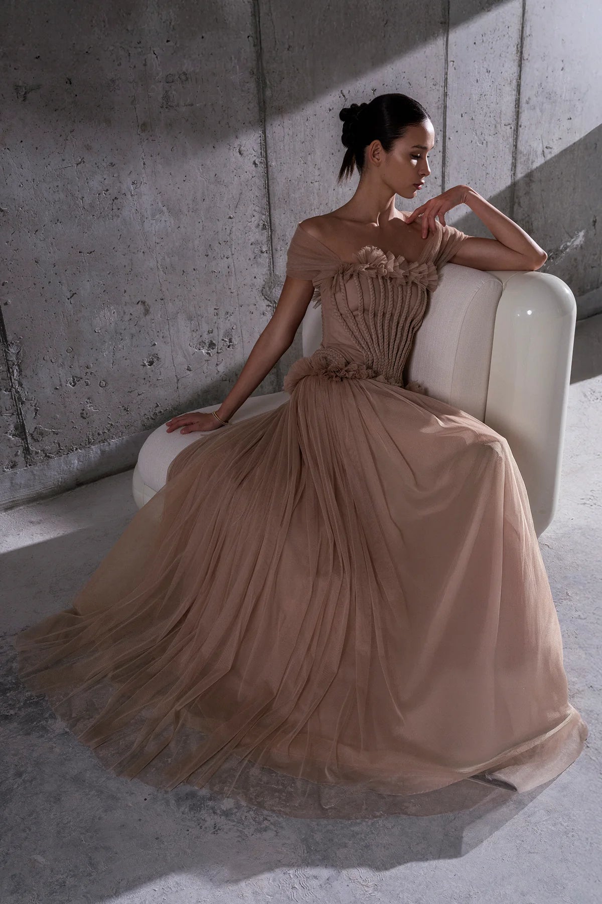 BELİ BÜZGÜ DETAYLI OMUZLARI AÇIK UZUN ABİYE ELBİSE 221