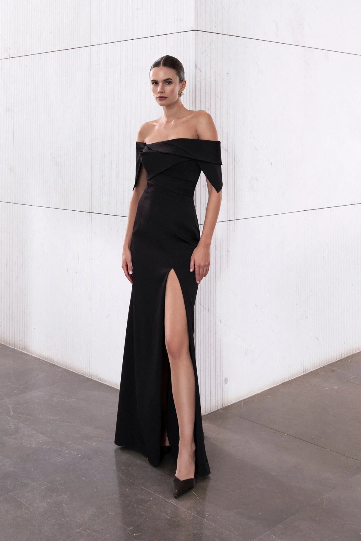 DRAPELİ OMUZLARI AÇIK YIRTMAÇ DETAYLI UZUN ABİYE ELBİSE