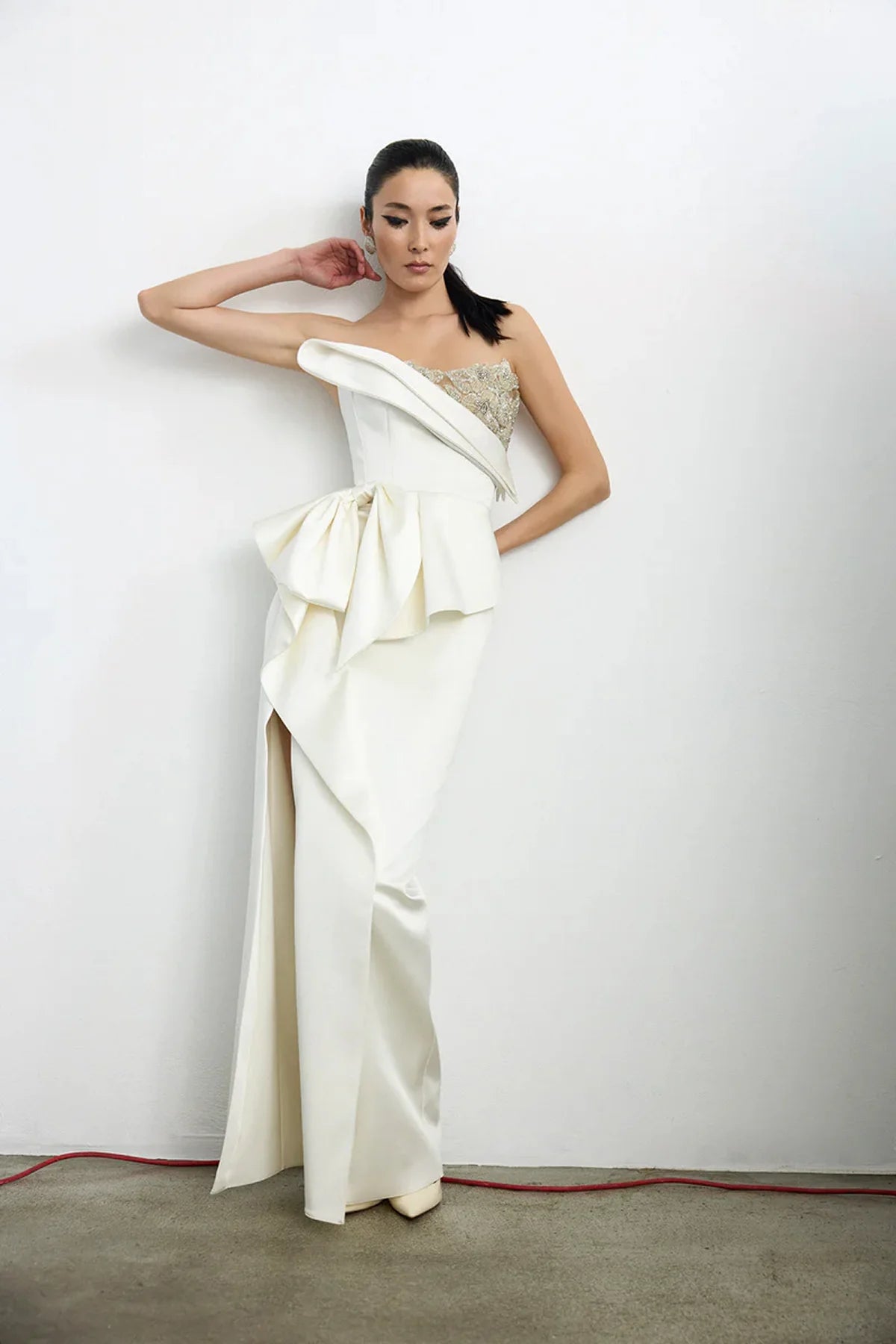 TAŞ İŞLEMELİ FİYONK DETAYLI STRAPLEZ UZUN ABİYE ELBİSE