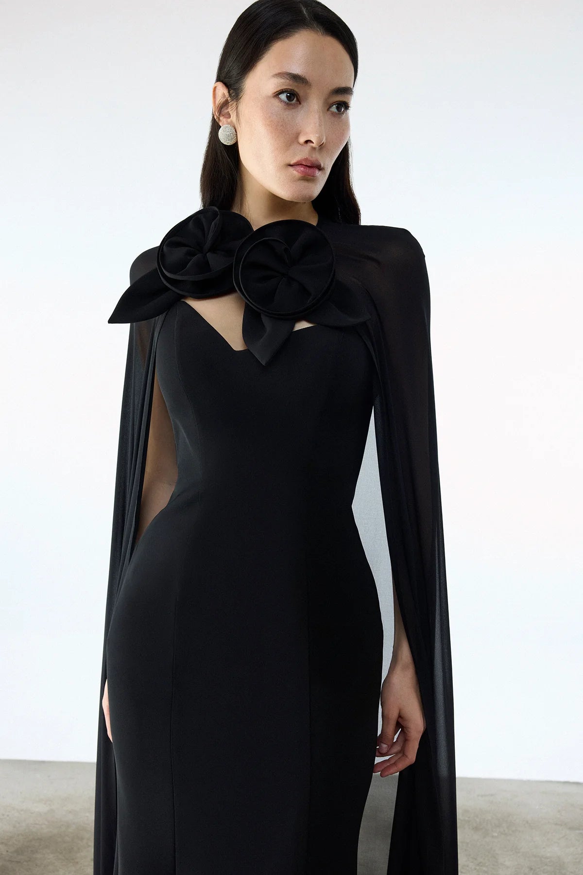 GÜL DETAYLI TÜL PELERİNLİ STRAPLEZ UZUN ABİYE ELBİSE 2258