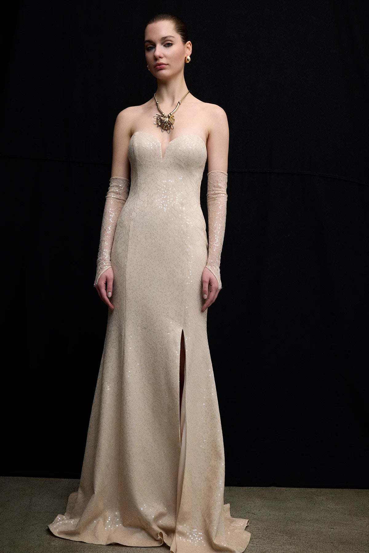 SİMLİ DANTEL KALP YAKA YIRTMAÇ DETAYLI UZUN ABİYE ELBİSE