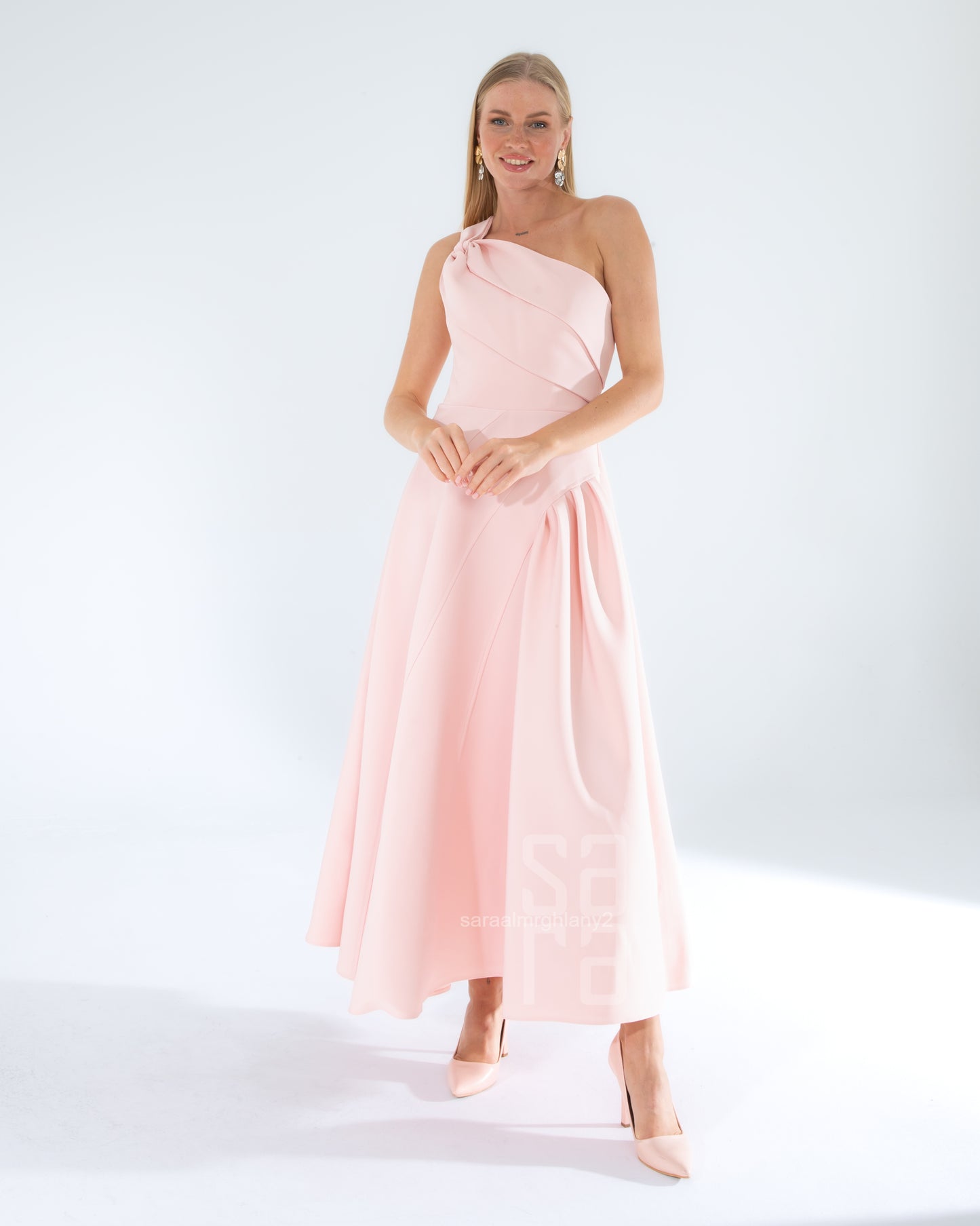 فستان طويل بكتف واحد وتفاصيل عقدة