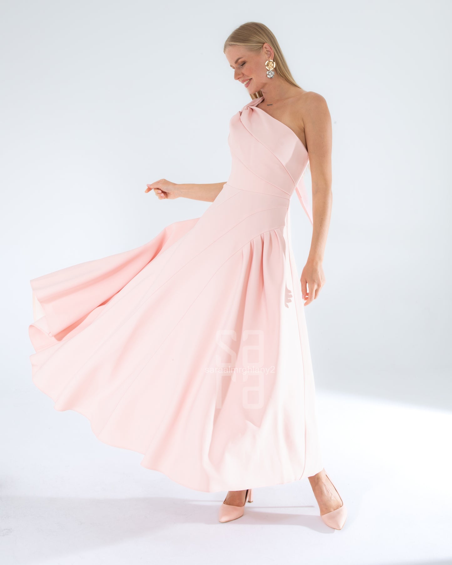 فستان طويل بكتف واحد وتفاصيل عقدة
