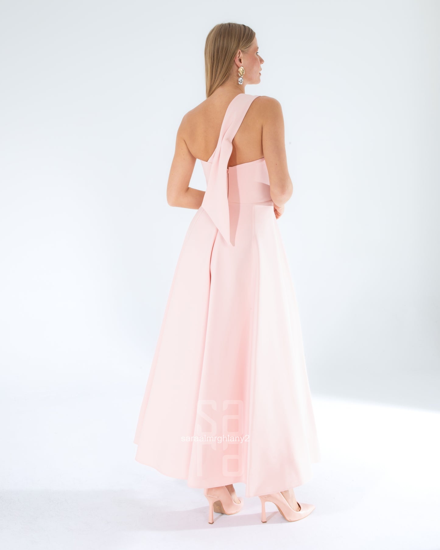 فستان طويل بكتف واحد وتفاصيل عقدة