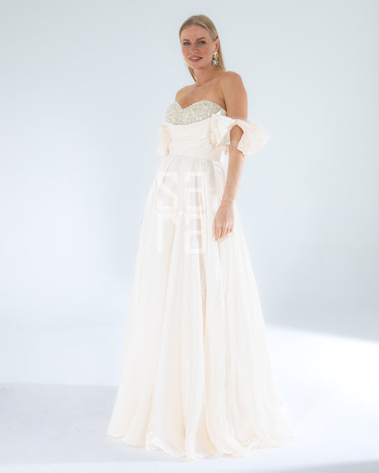 فستان سهرة ساتان بدون حمالات مطرز بالحجر