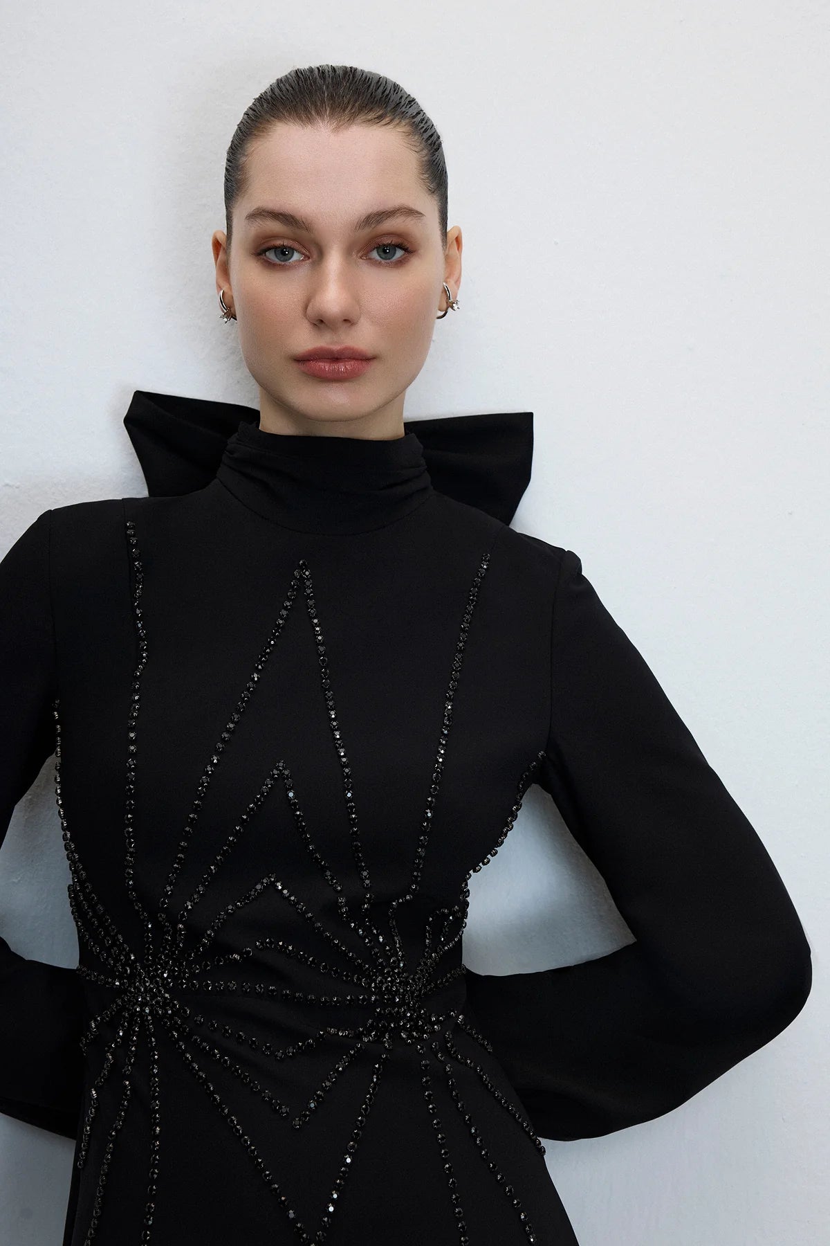 GEOMETRİK TAŞ İŞLEMELİ YÜKSEK YAKA UZUN ABİYE ELBİSE