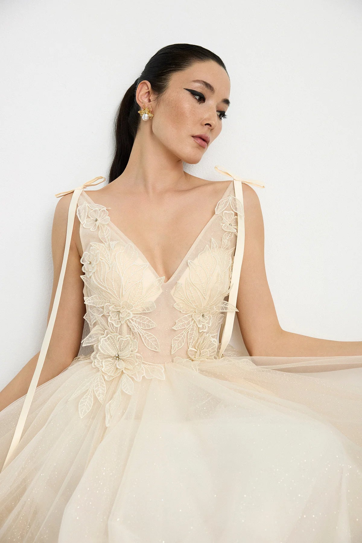 V YAKA ÇİÇEK APLİKELİ TÜL ETEKLİ UZUN ABİYE ELBİSE 2042