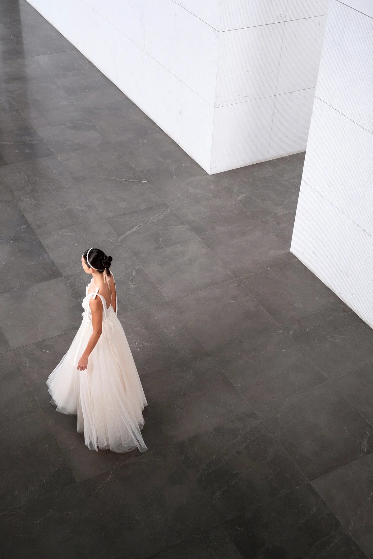 V YAKA ÇİÇEK APLİKELİ TÜL ETEKLİ UZUN ABİYE ELBİSE 2042