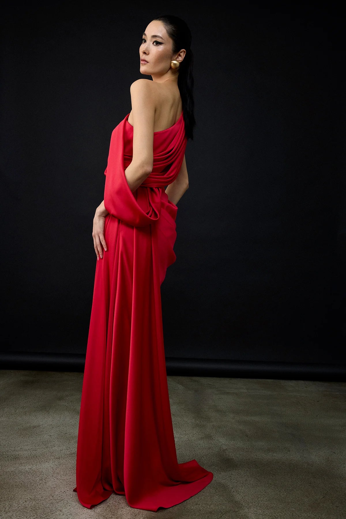 DRAPELİ YIRTMAÇLI TEK OMUZ UZUN SATEN ABİYE ELBİSE 2028