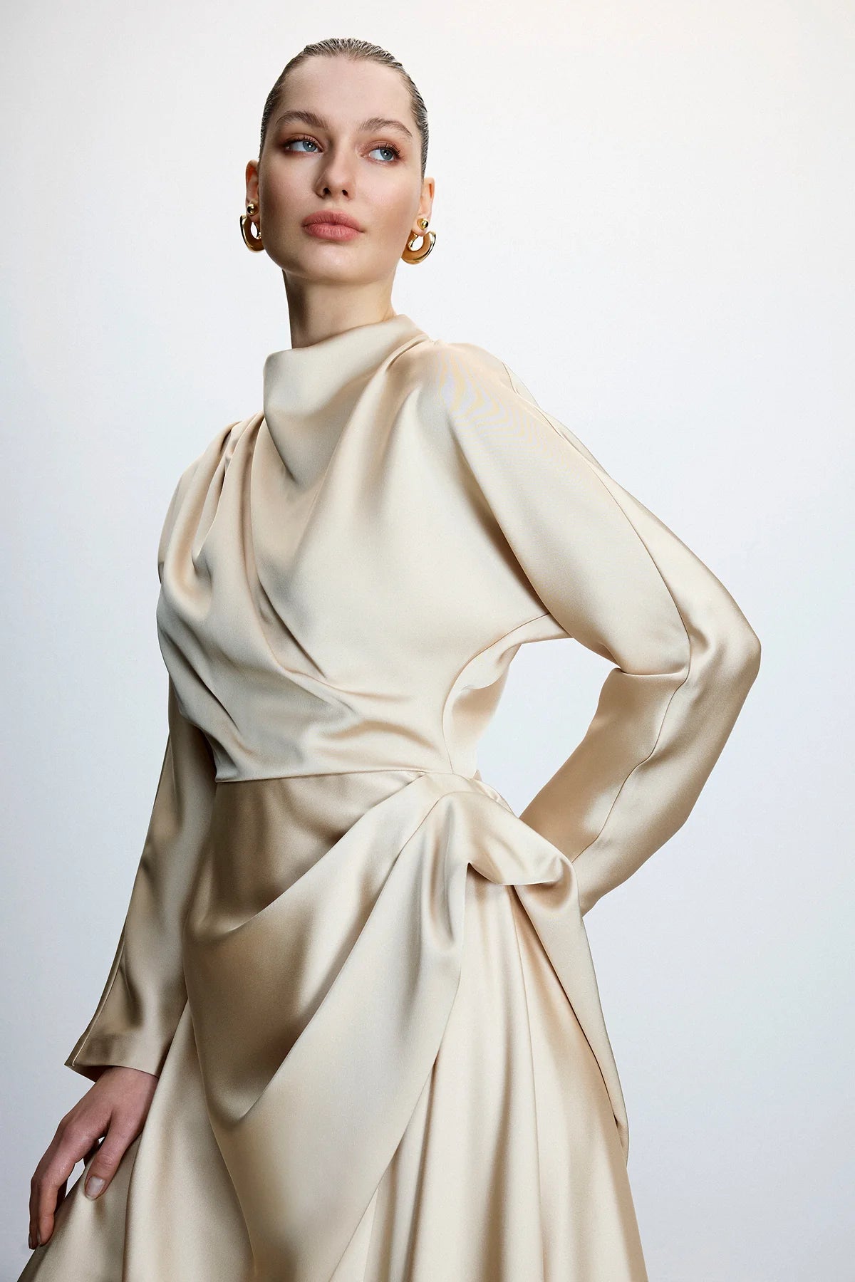 ASİMETRİK DRAPELİ YÜKSEK YAKA SATEN UZUN ABİYE ELBİSE 2224