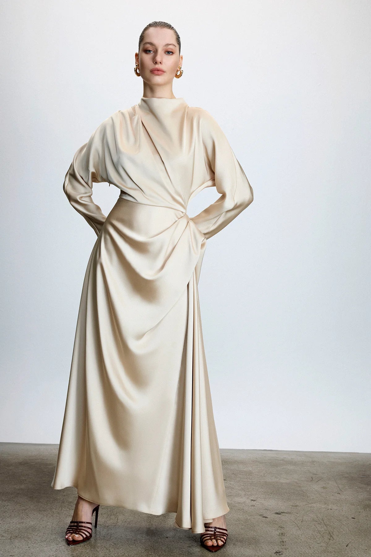 ASİMETRİK DRAPELİ YÜKSEK YAKA SATEN UZUN ABİYE ELBİSE 2224