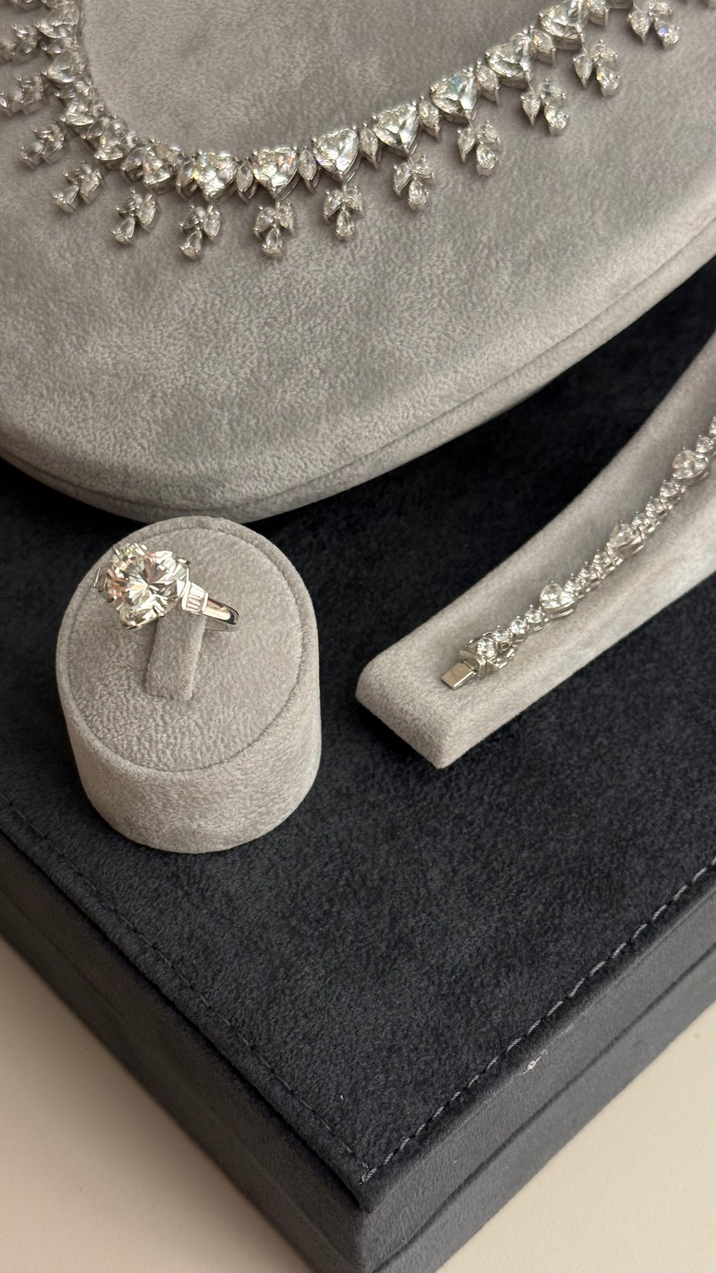 طقم راقي بحجر الموزنايت اللامع – فضة عيار 925