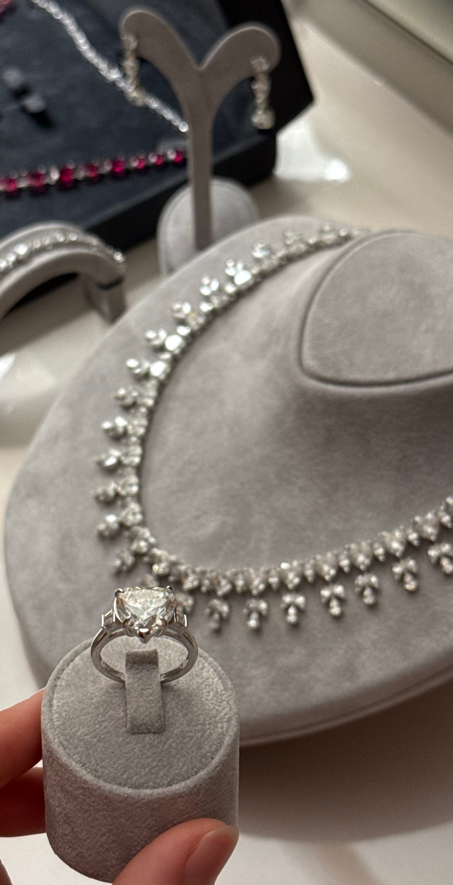 طقم راقي بحجر الموزنايت اللامع – فضة عيار 925