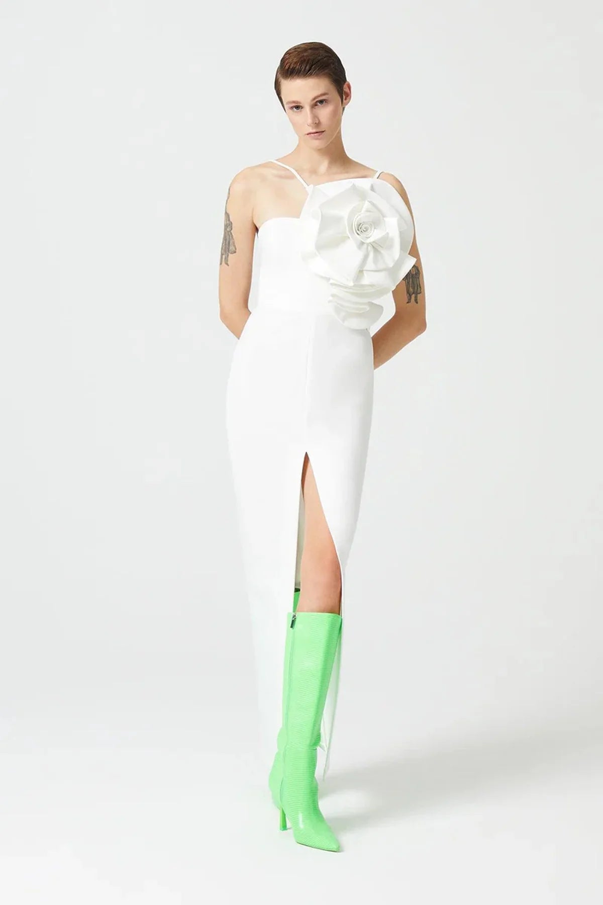 DRAPE GÜL DETAYLI ÖNDEN YIRTMAÇLI ELBİSE