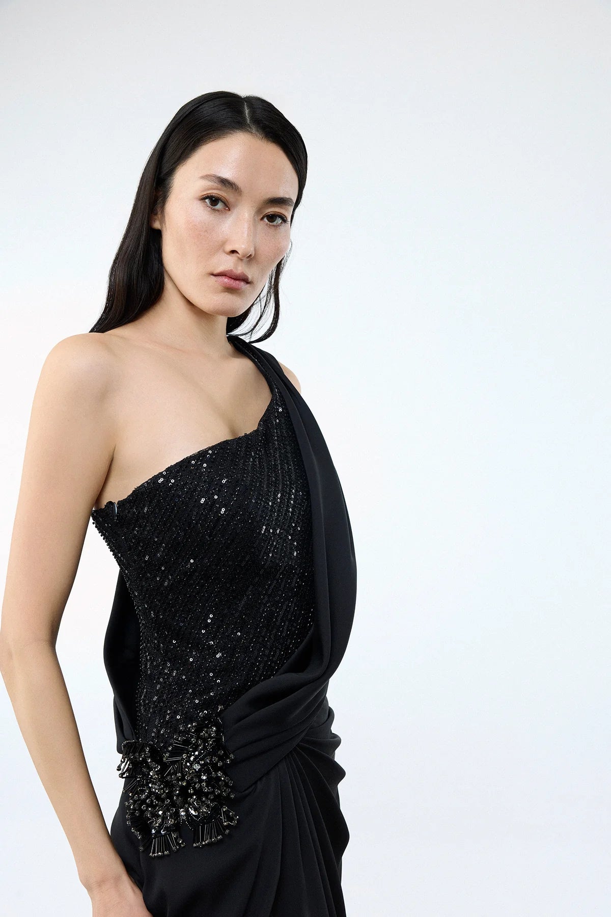 DRAPELİ TEK OMUZ PAYETLİ YIRTMAÇLI ABİYE ELBİSE