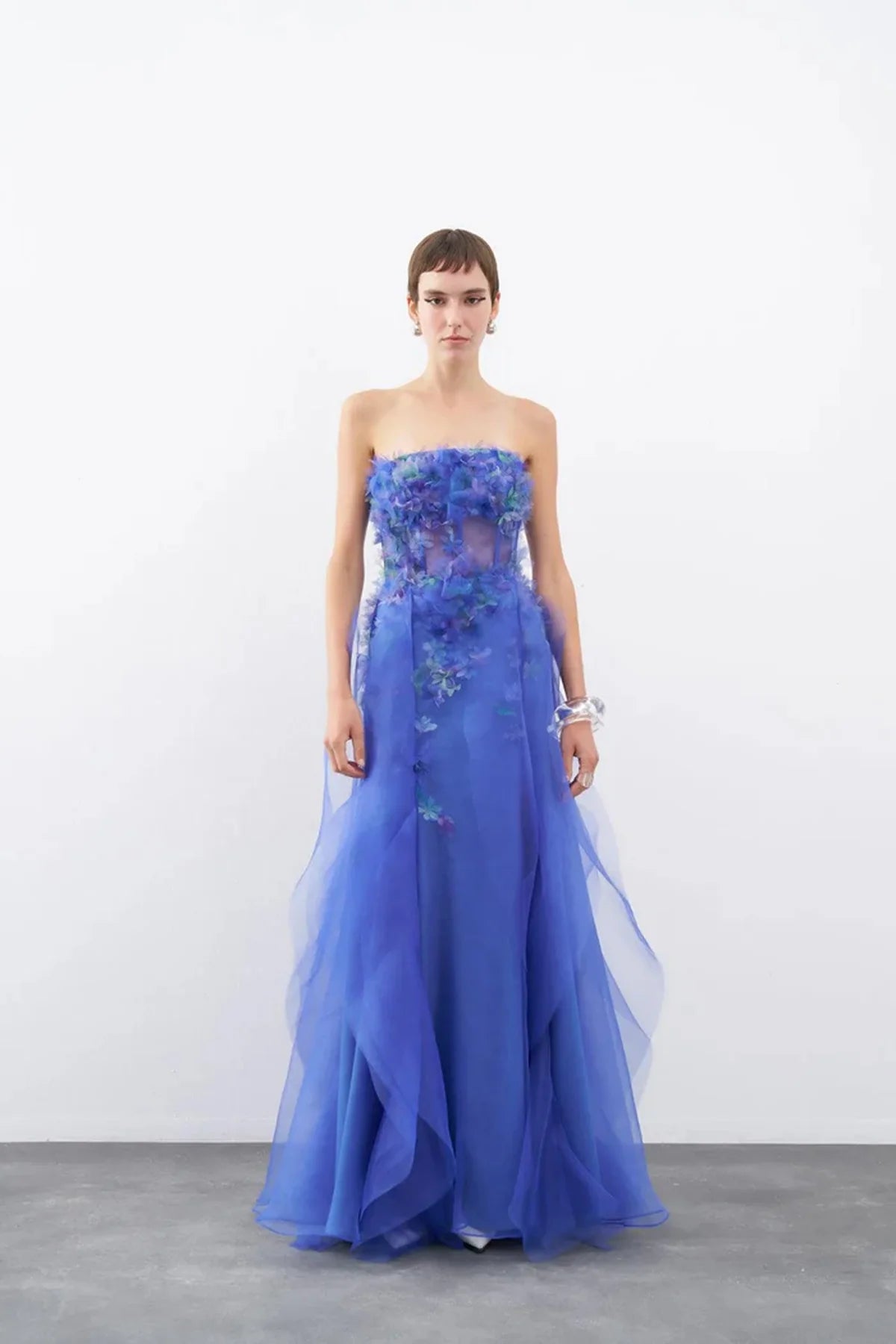 ÜÇ BOYUTLU ÇİÇEKLİ STRAPLEZ UZUN ABİYE ELBİSE