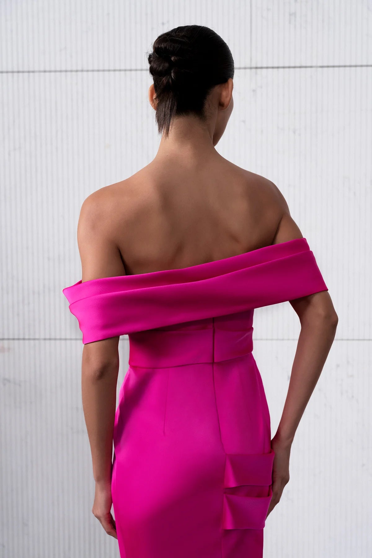 OMUZ AÇIK DRAPELİ YIRTMAÇ DETAYLI UZUN ABİYE ELBİSE