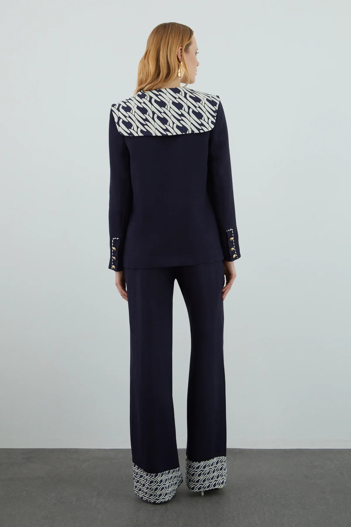 Yakası Desen Detaylı Pantolonlu Takım