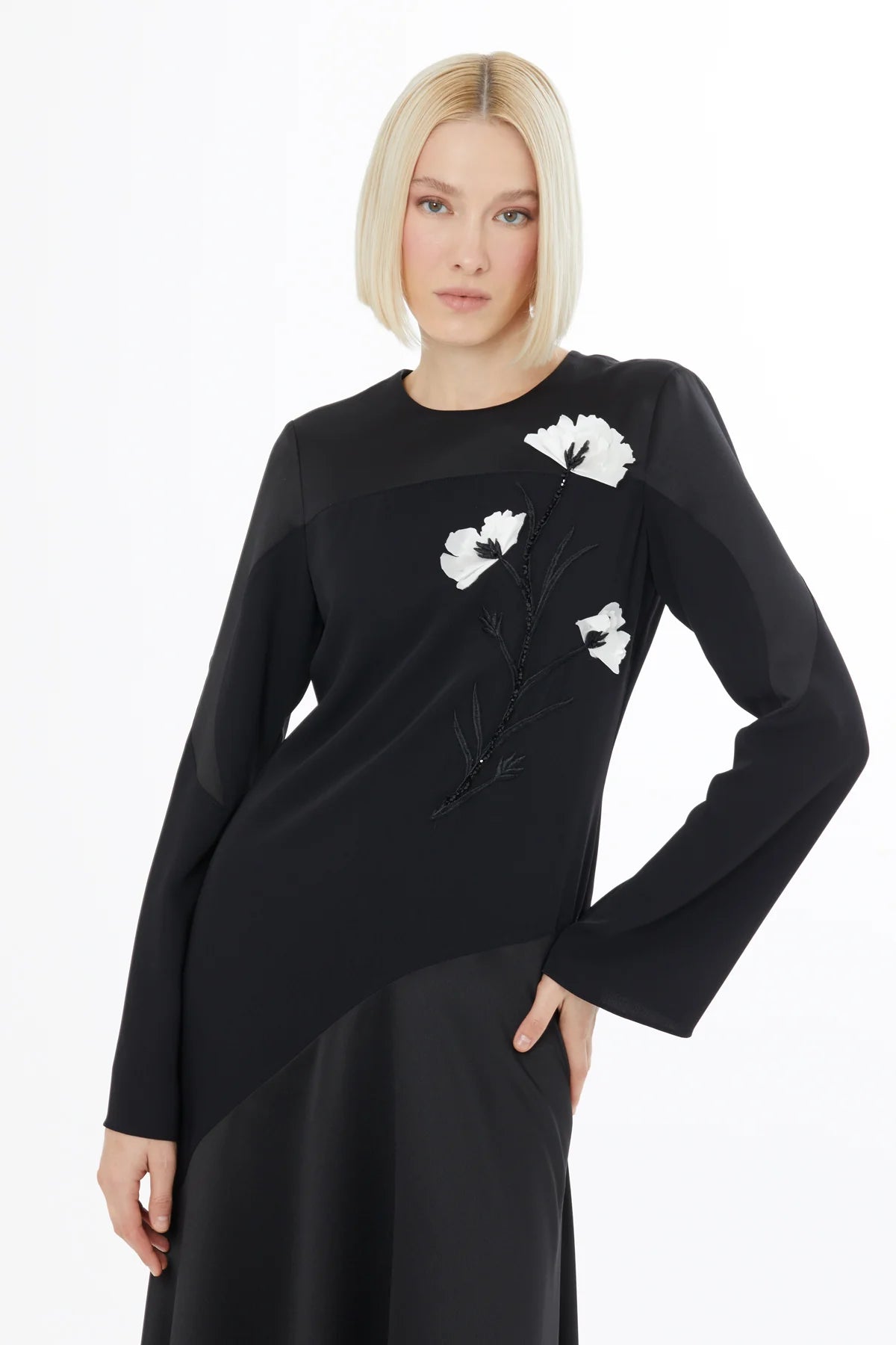 Uzun Kollu Nakış Detaylı Maxi Elbise